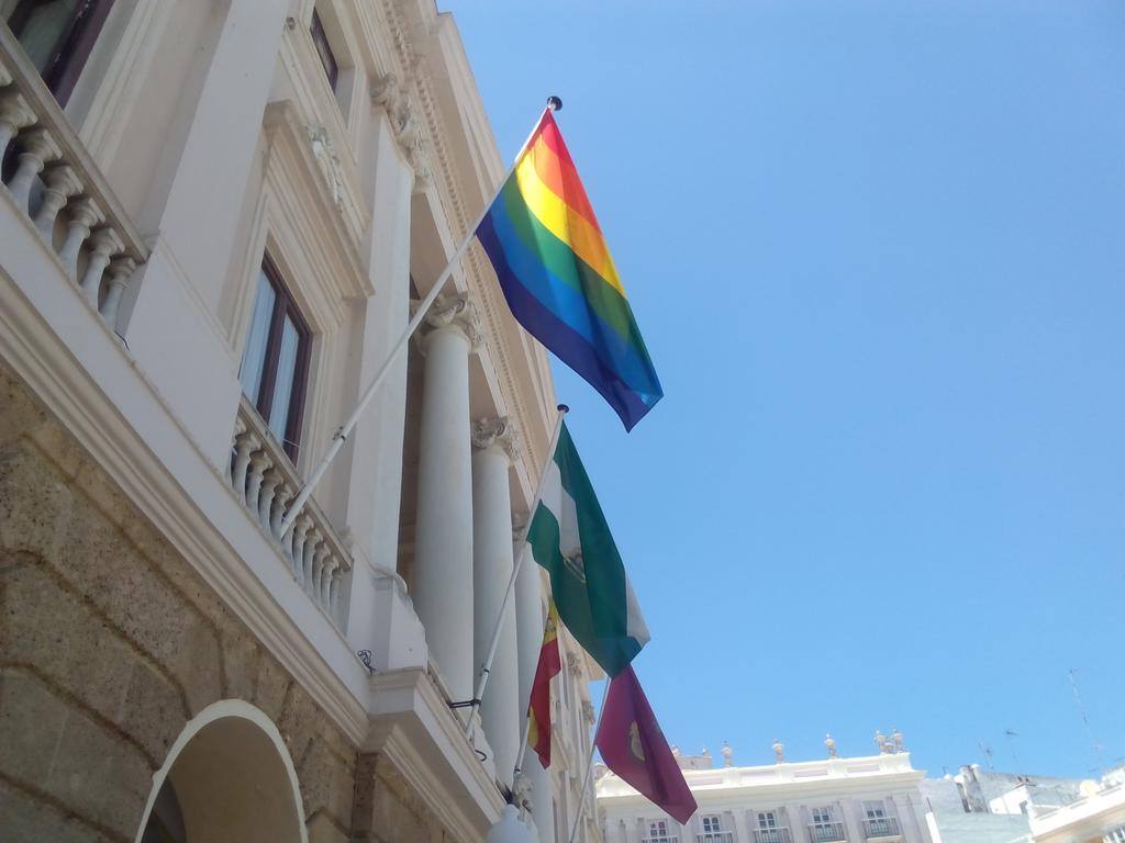 Bandera LGTBI izada en el Ayuntamiento de Cádiz, en una imagen de archivo.