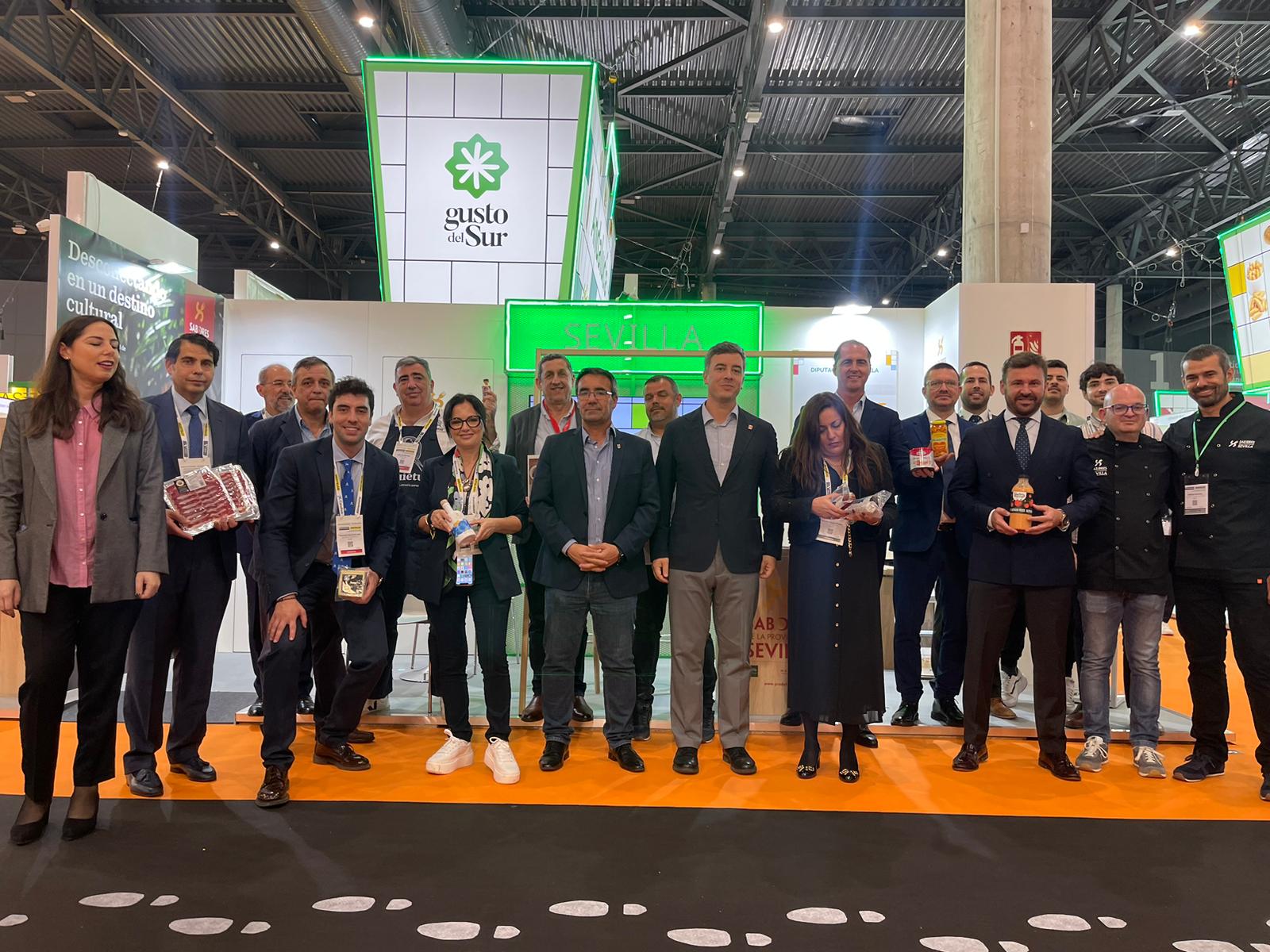 Representantes de la Diputación y de las empresas participantes en la feria alimentaria de Barcelona.