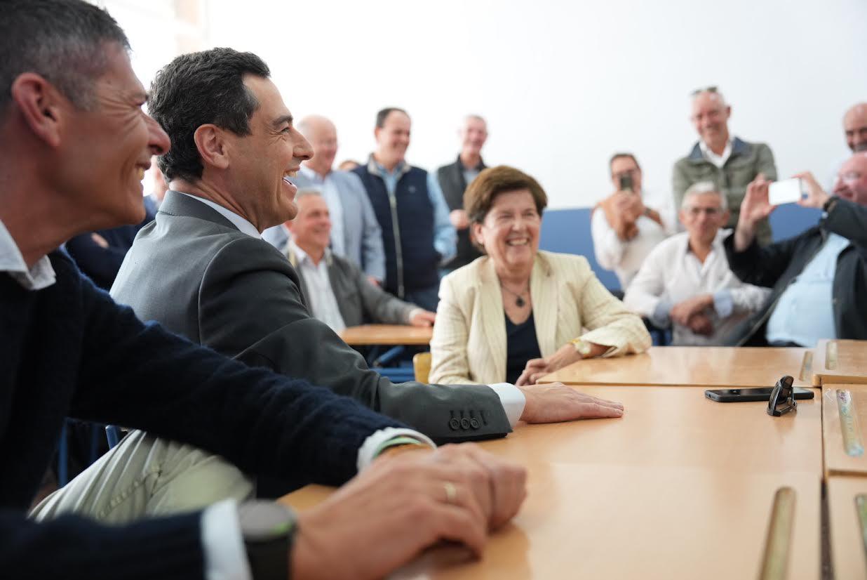 Juanma Moreno, presidente de la Junta de Andalucía, en su visita a la Universidad Laboral.