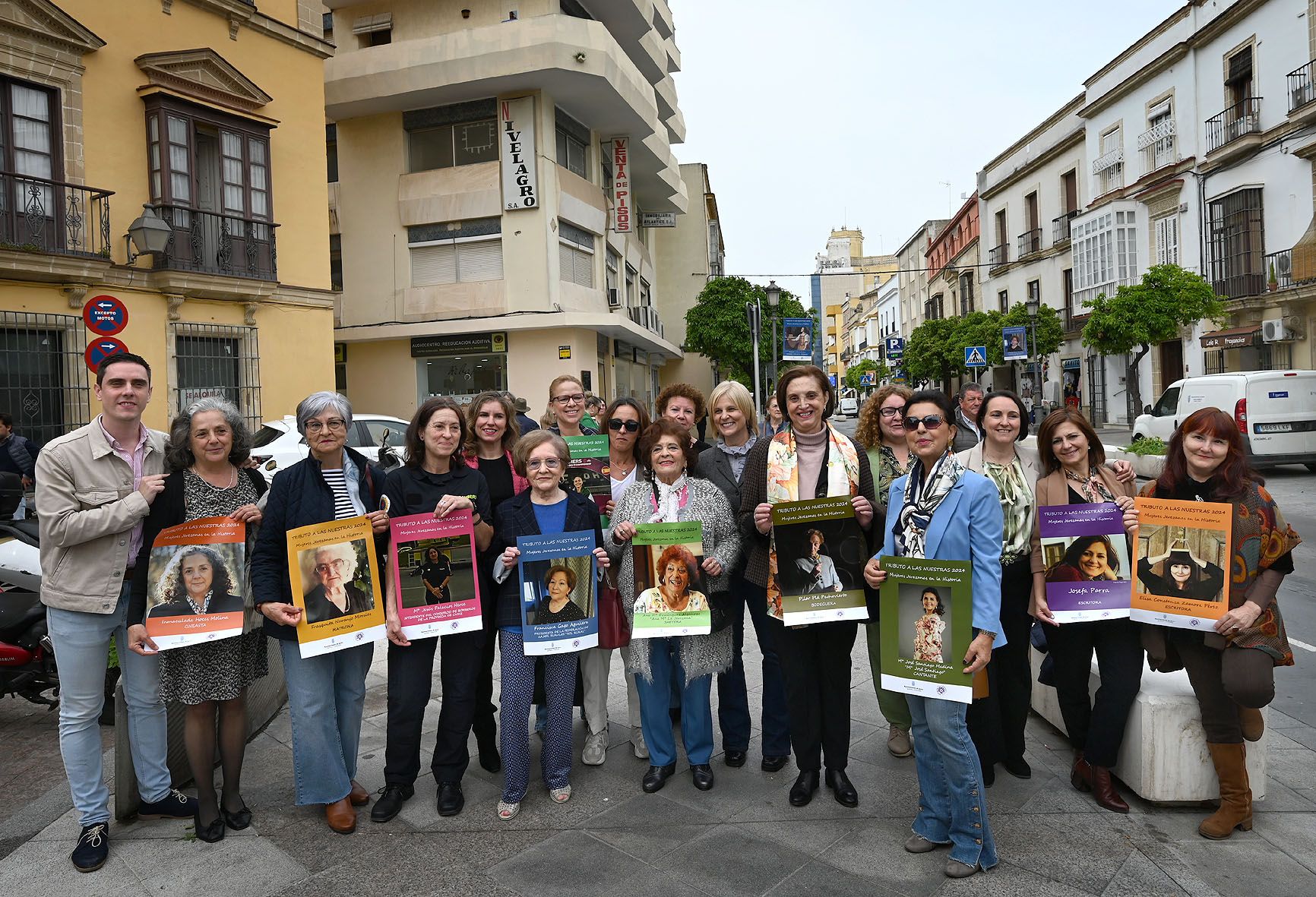 La calle Corredera se llena de banderolas con nombres de mujeres en Jerez.