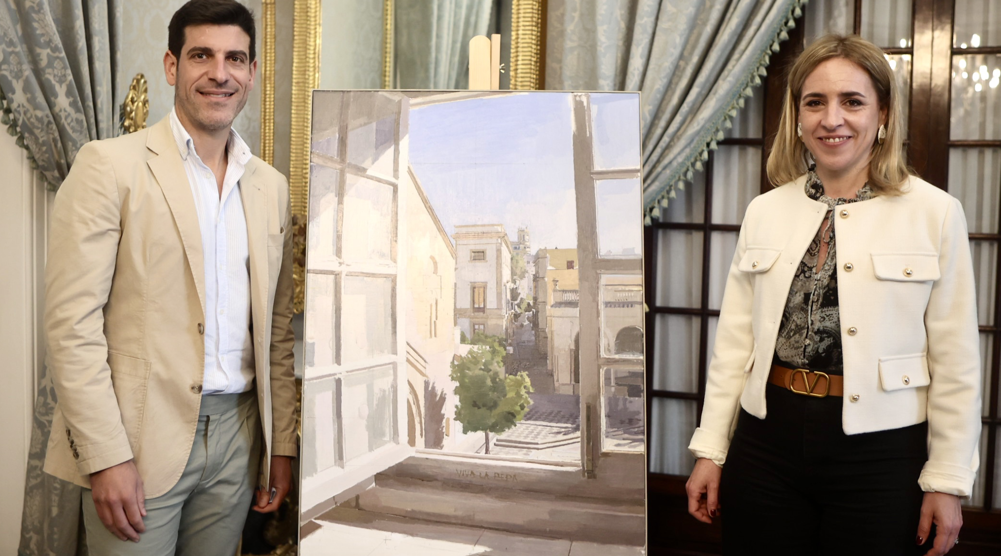 La presidenta y el pintor flanqueando el cuadro.