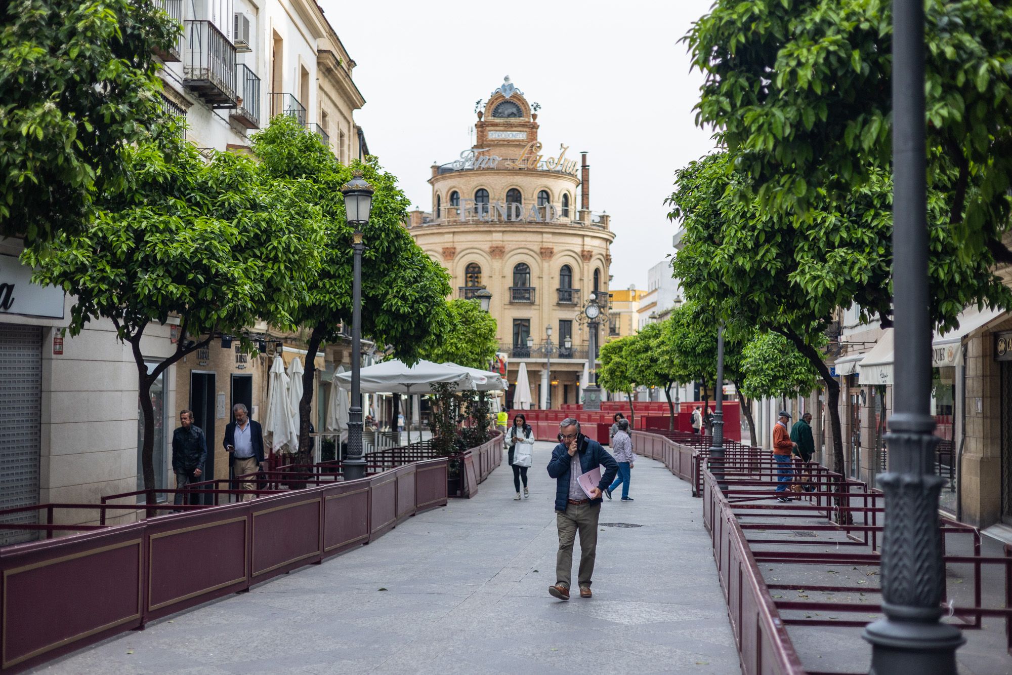 Una persona pasea por los palcos en Jerez, en fechas en que llegan muchos turistas a la ciudad.