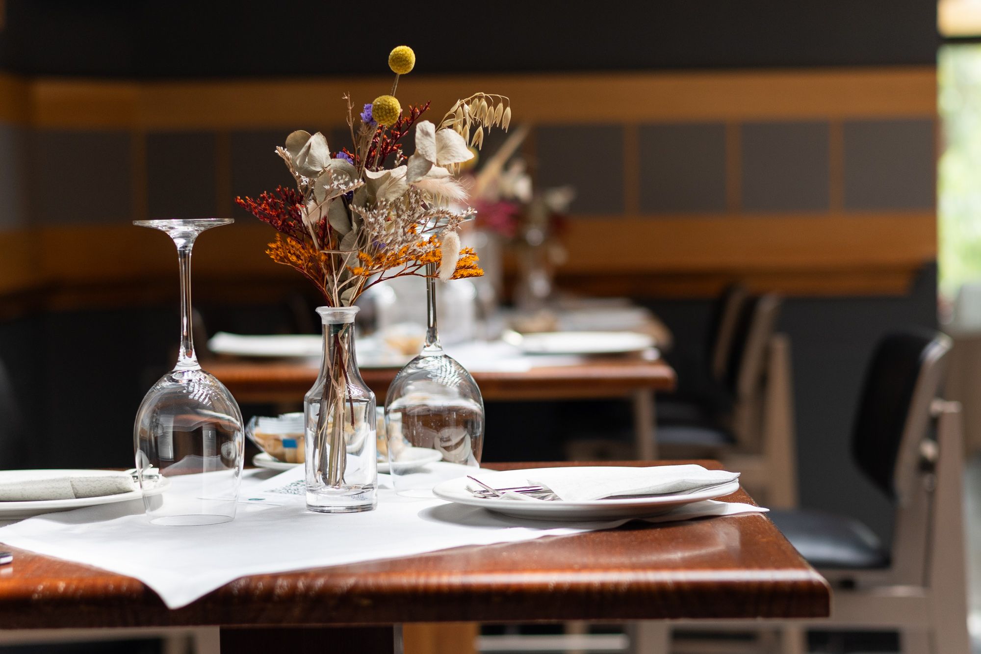 Parte de la decoración en mesa alta de El Faro