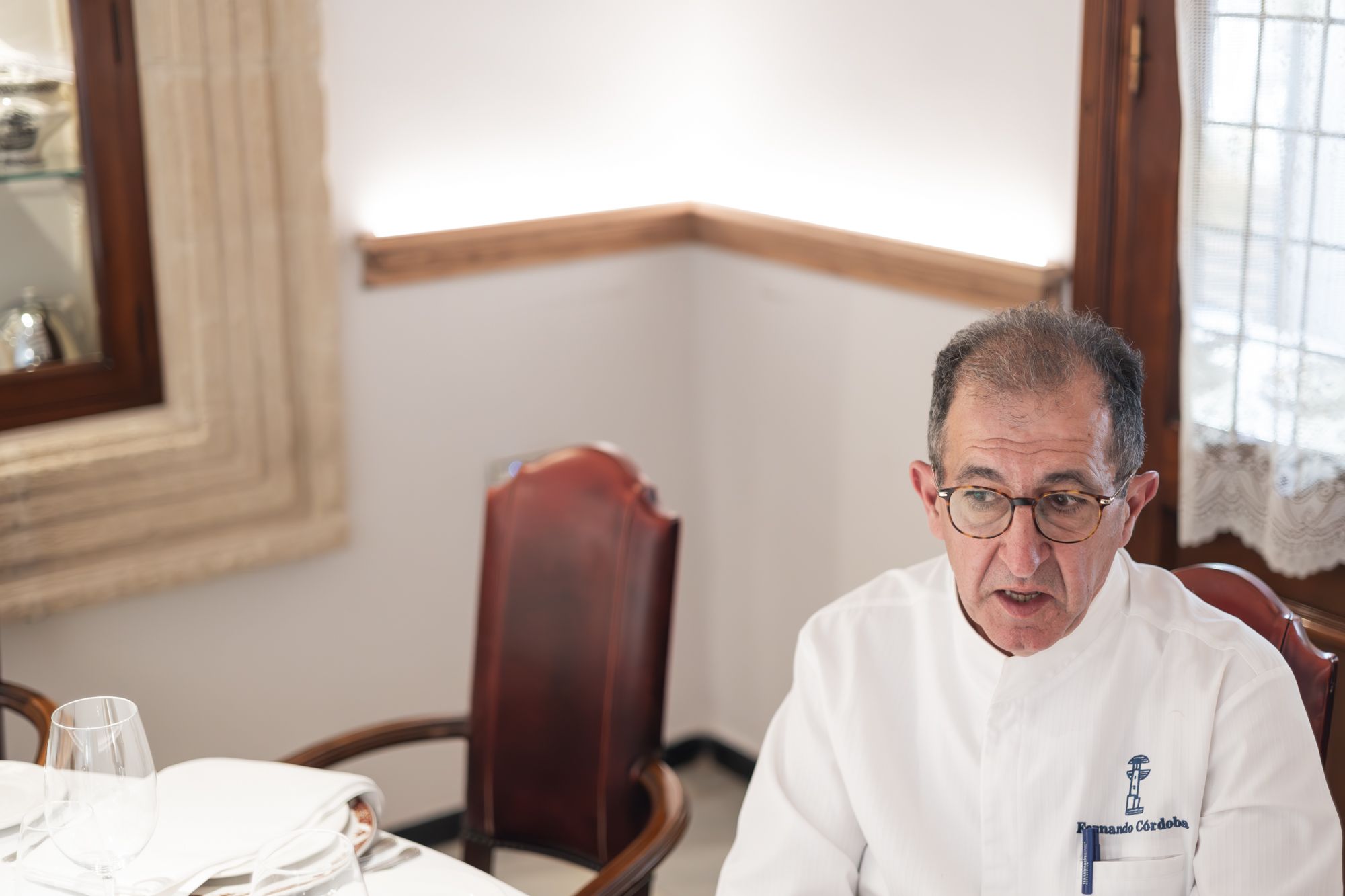 Fernando durante la entrevista en uno de los reservados del restaurante