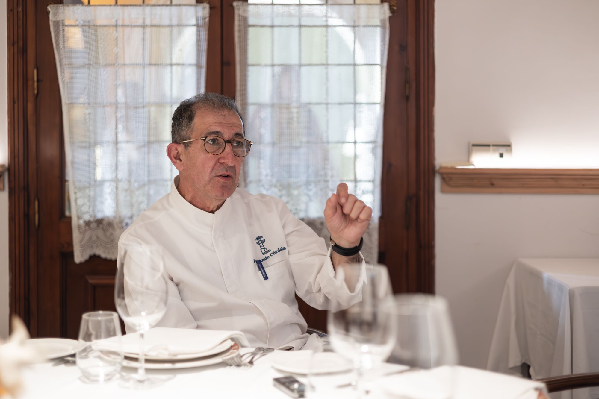 Fernando durante la entrevista en uno de los reservados del restaurante