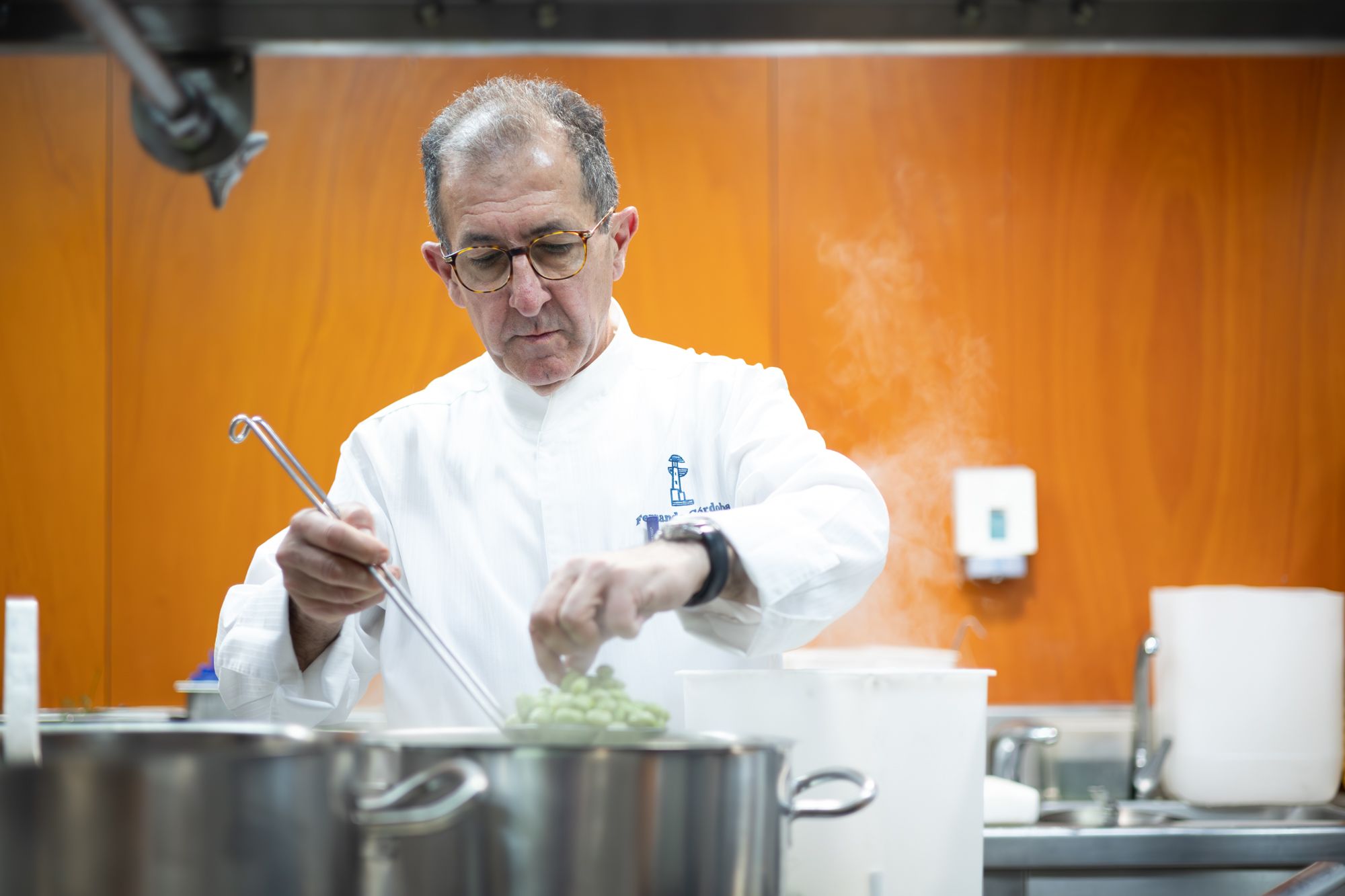 Sacando de la olla habas criadas por ellos en el huerto que poseen detrás del restaurante