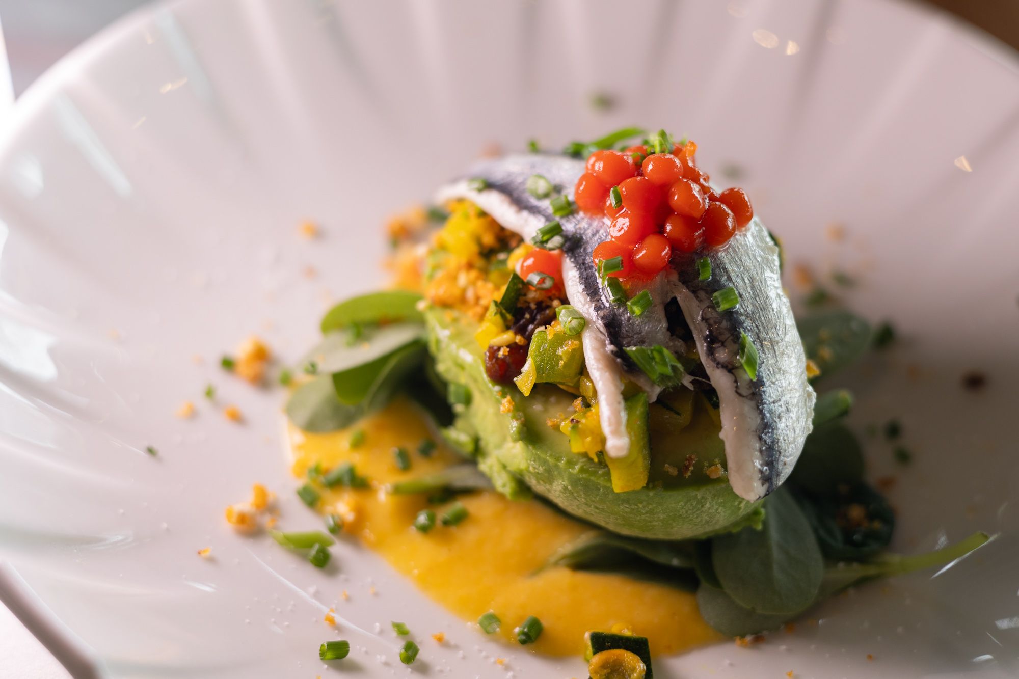 Aguacate relleno de salsa de maíz con boquerones