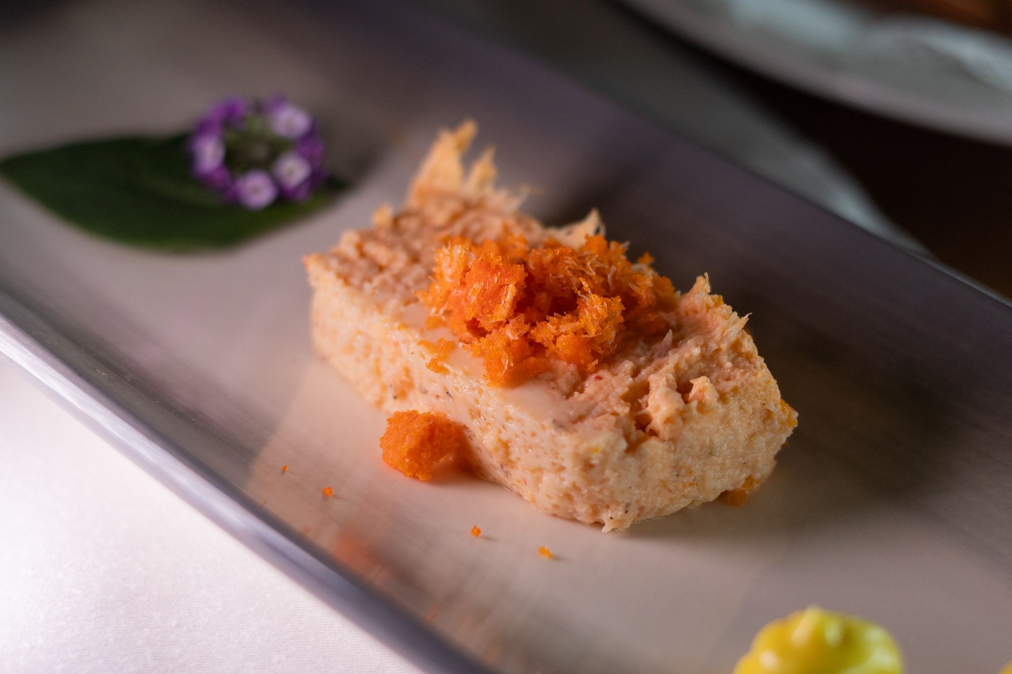 Plato de paté de buey de mar y mayonesa de cítricos.