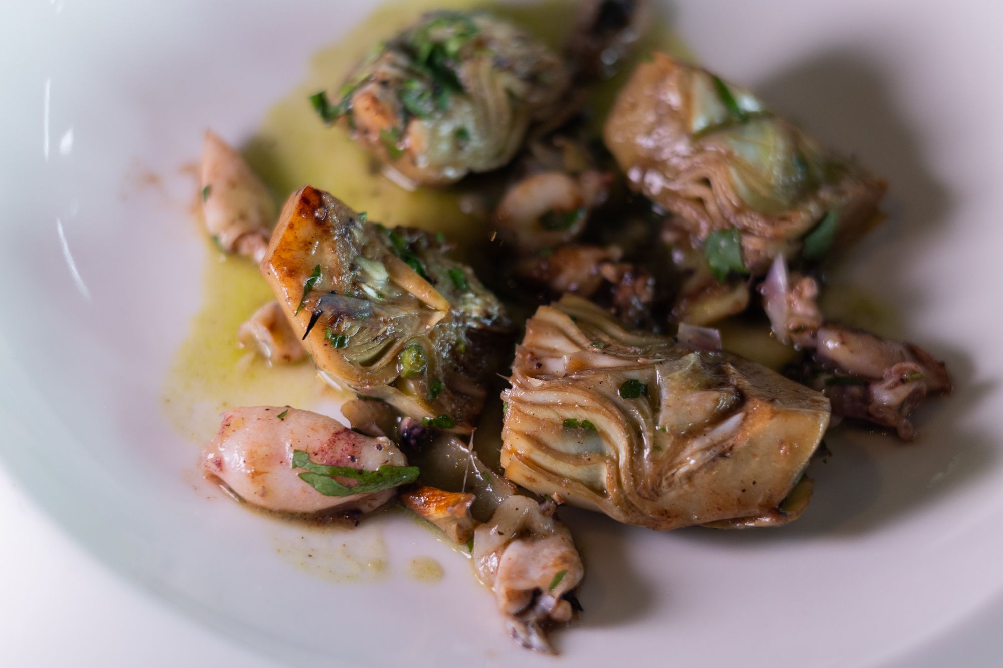 Puntillitas salteadas con alcachofas 