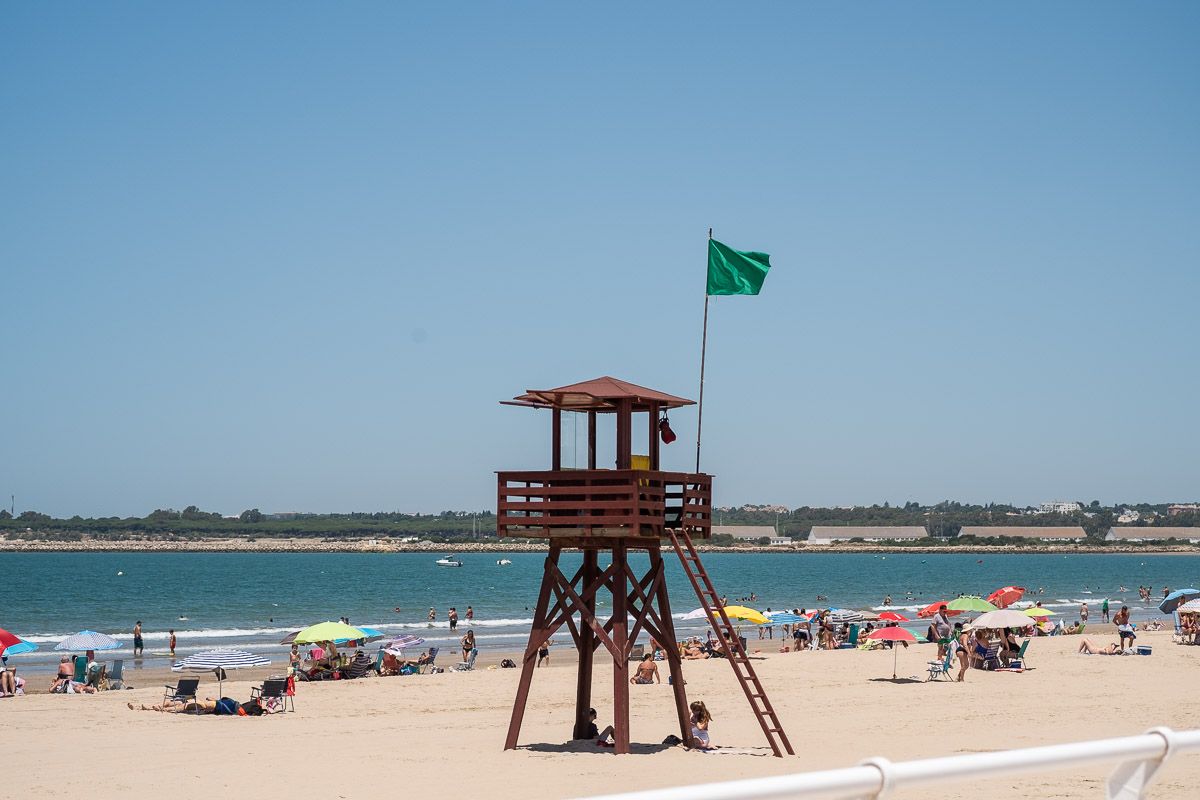 Bandera verde ondeando en la playa de El Puerto, en una imagen reciente. 