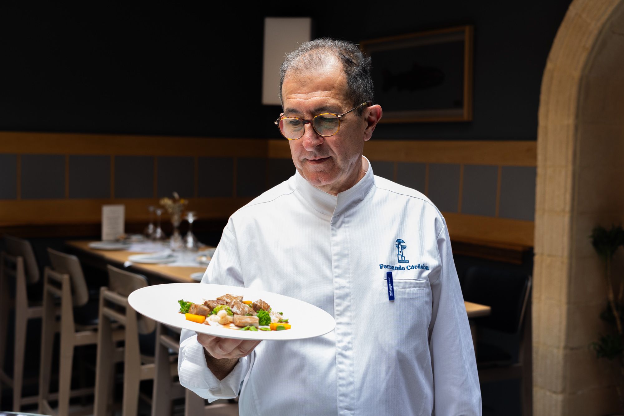 Fernando Córdoba mostrando un plato de taquitos de Atún y verduras con salsa de cítricos