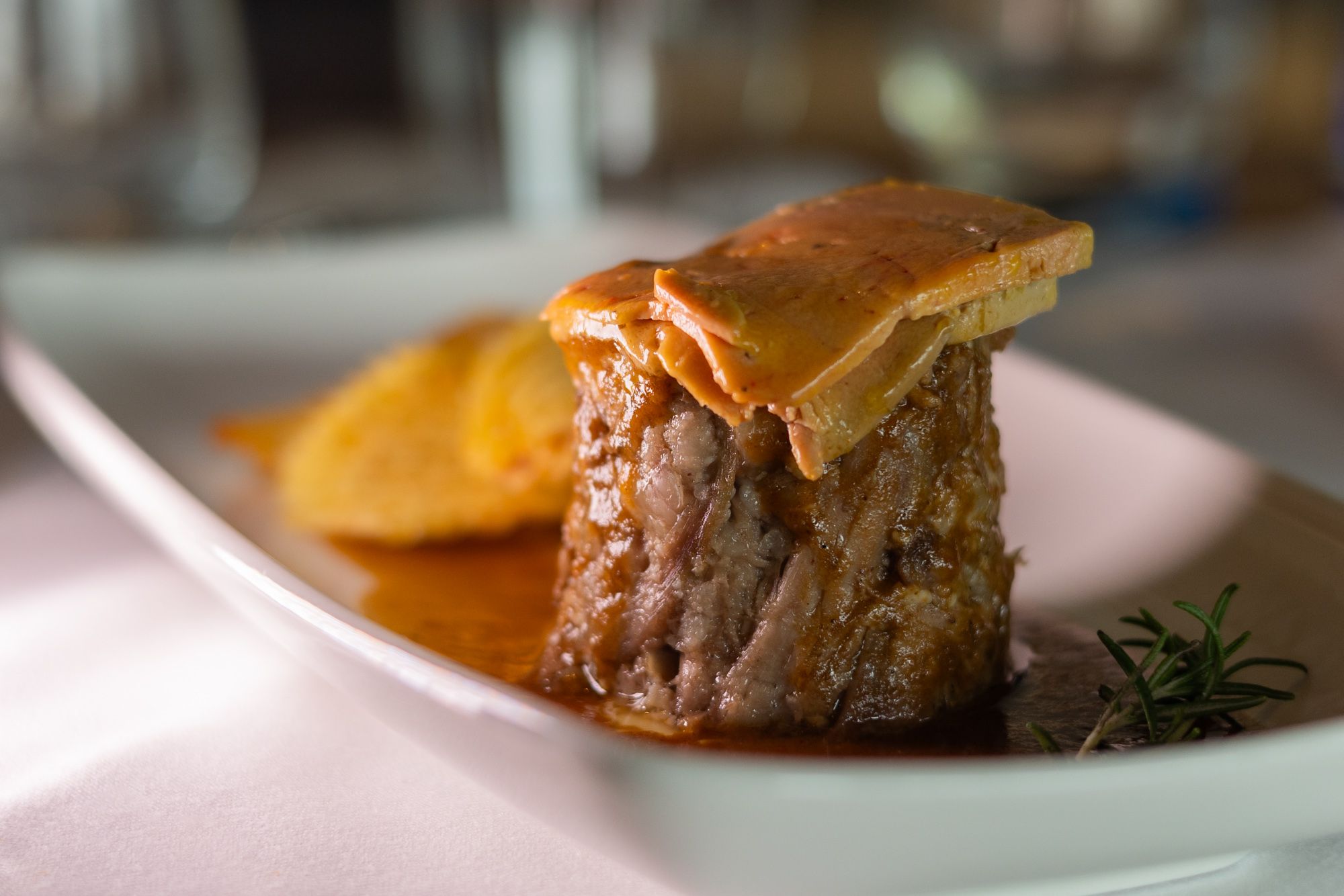 Rulo de chivo lechal con foie