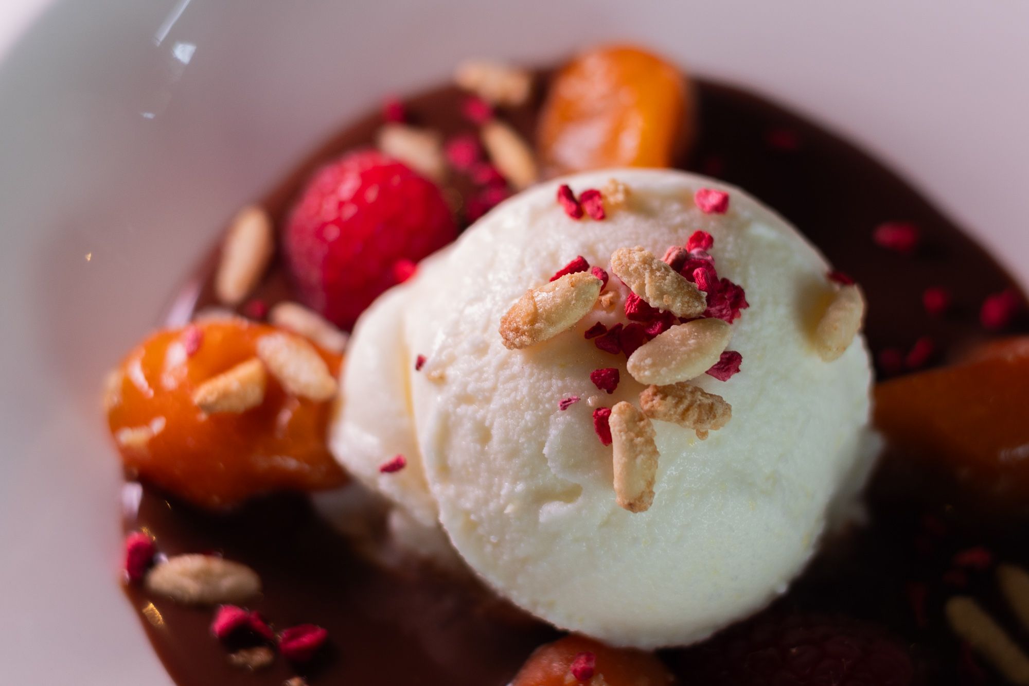 Yogurt en helado con naranja confitadas y salsa de chocolate