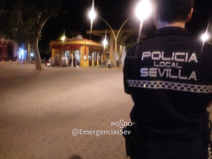 Agentes de Policía Local, en la Alameda, este fin de semana.