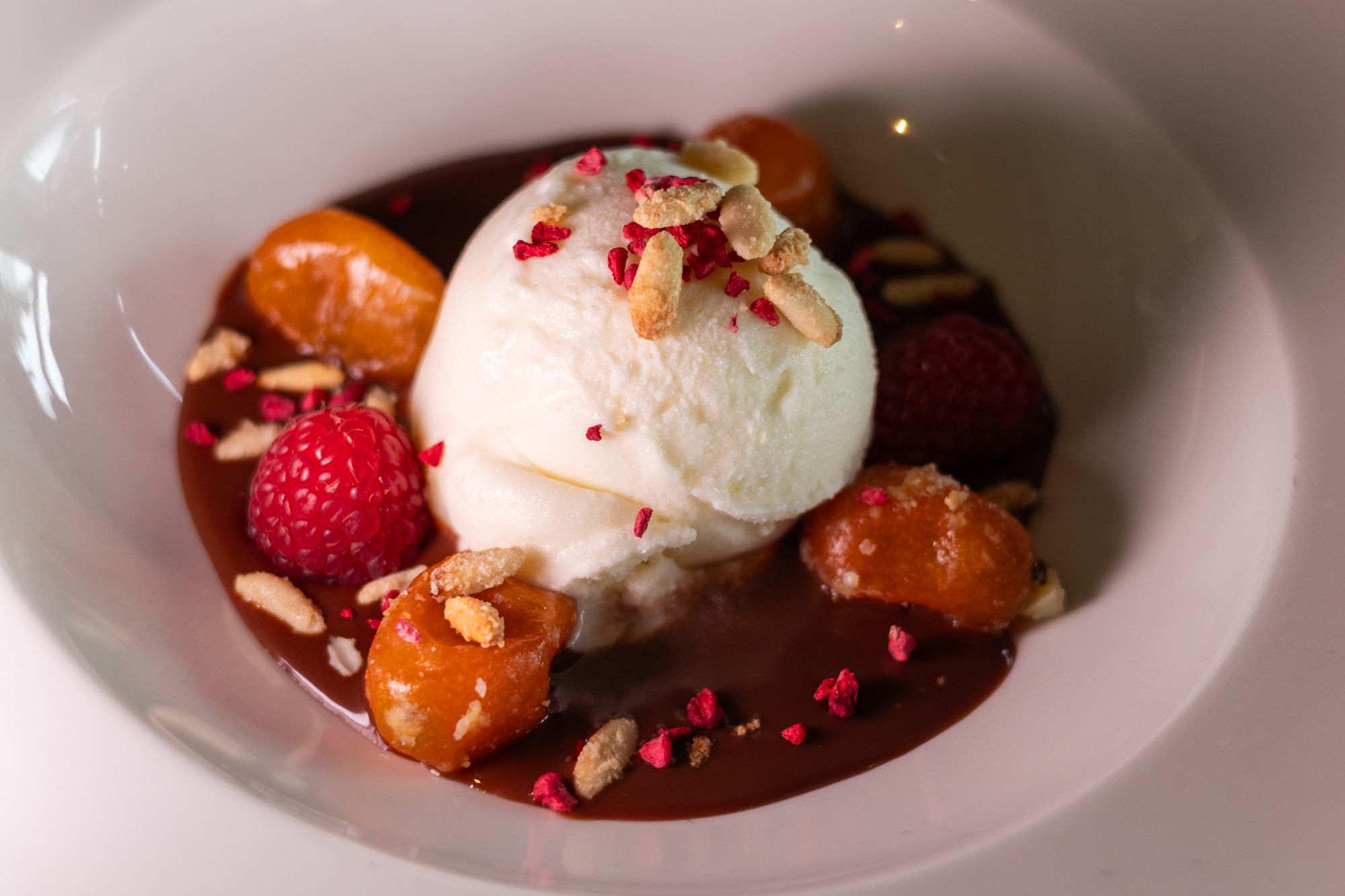 Yogurt en helado con naranja confitadas y salsa de chocolate