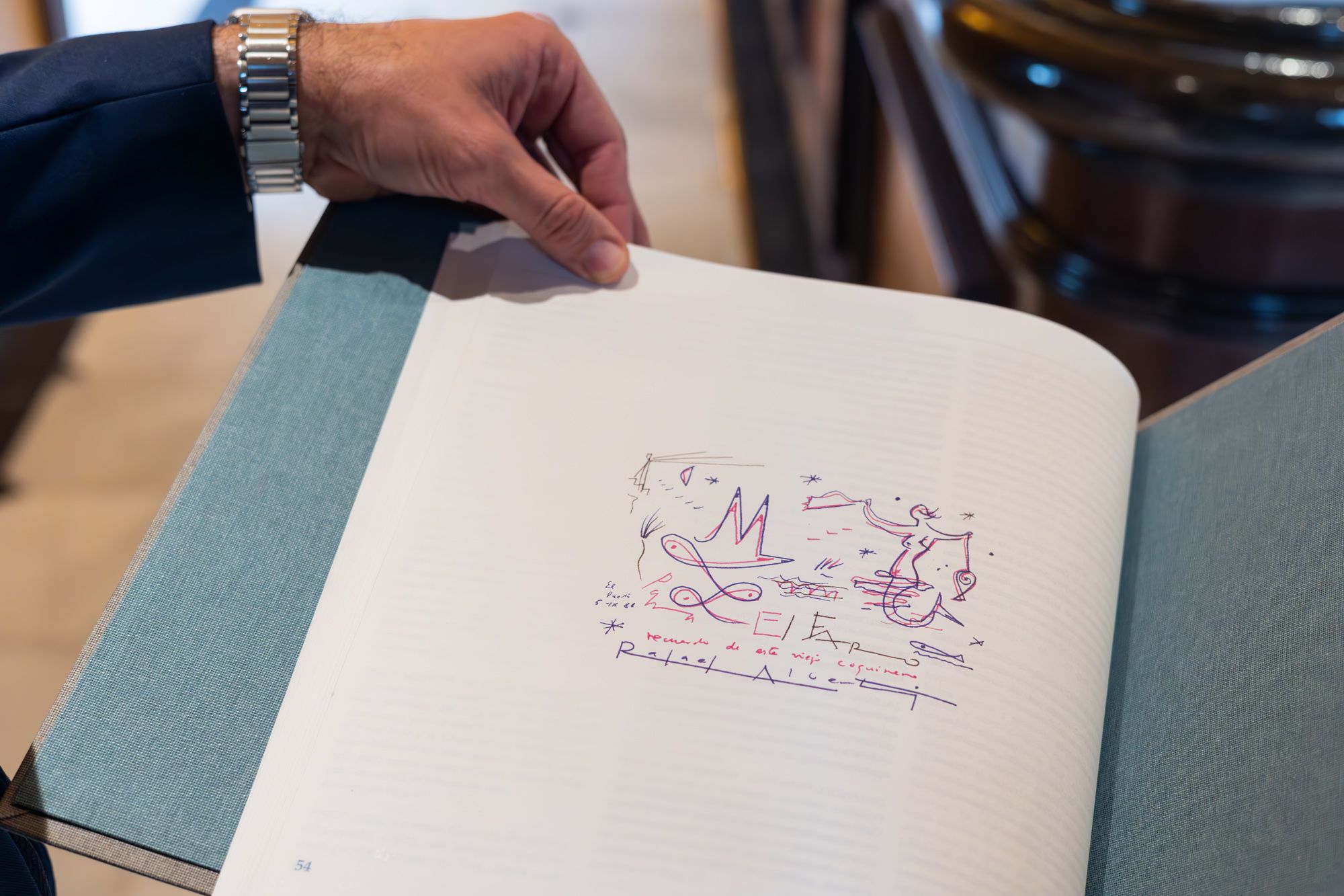 Firma de Alberti en el libro de visitas utilizado en la carta de vinos