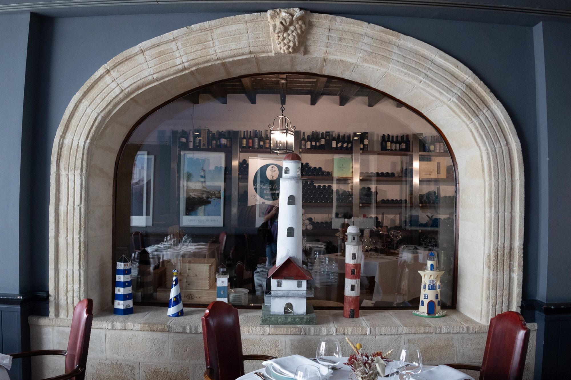 Diferentes faros decorando el establecimiento