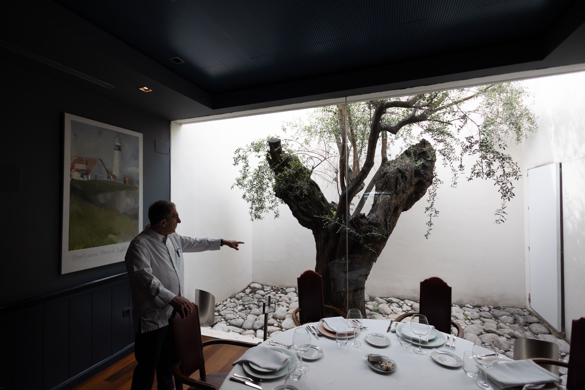 El chef junto al olivo centenario en el conocido como "comedor de los faros".