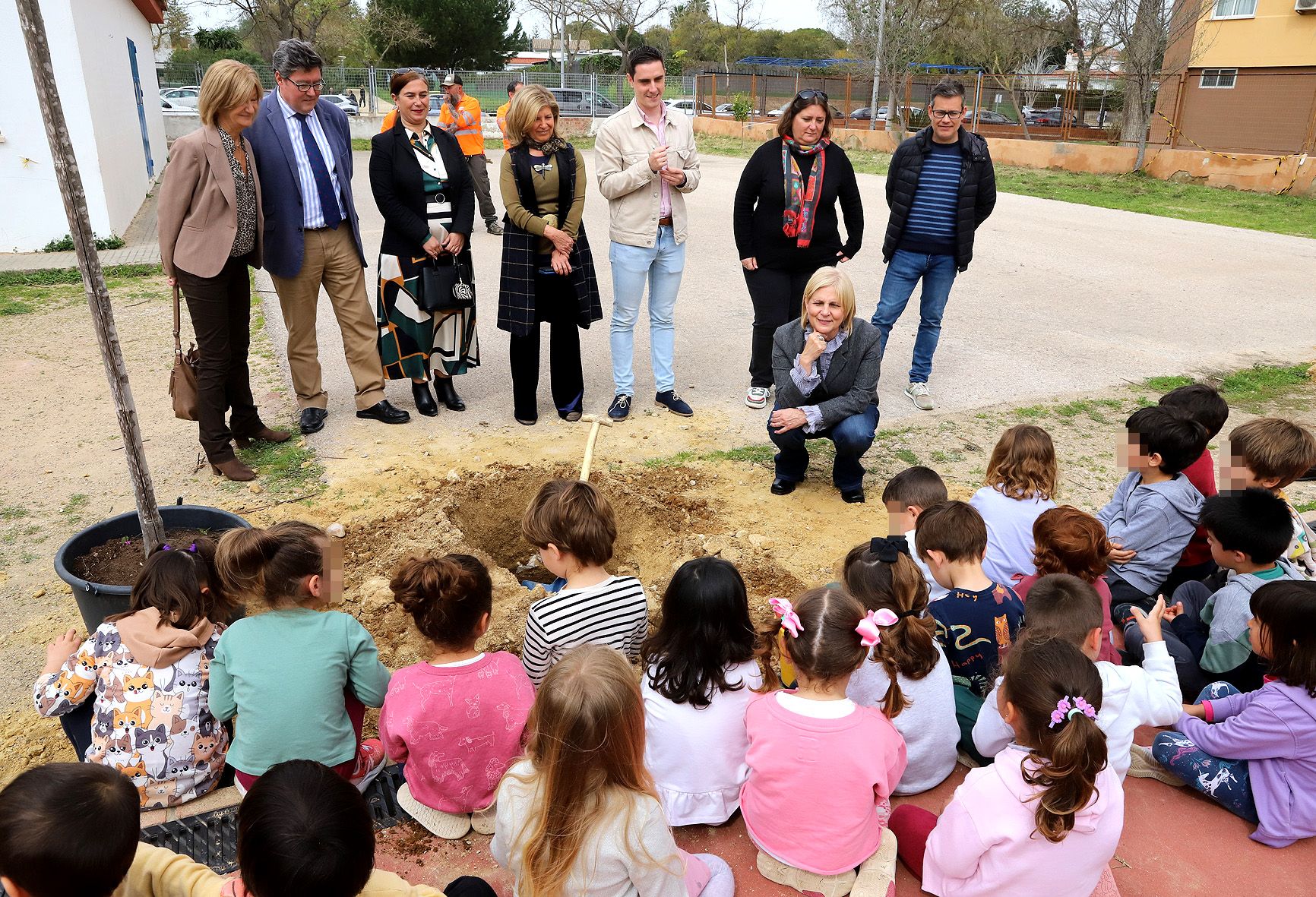 El 'Plan Árbol Jerez' llega a los centros escolares. La alcaldesa con los pequeños del colegio en la plantación de árboles.