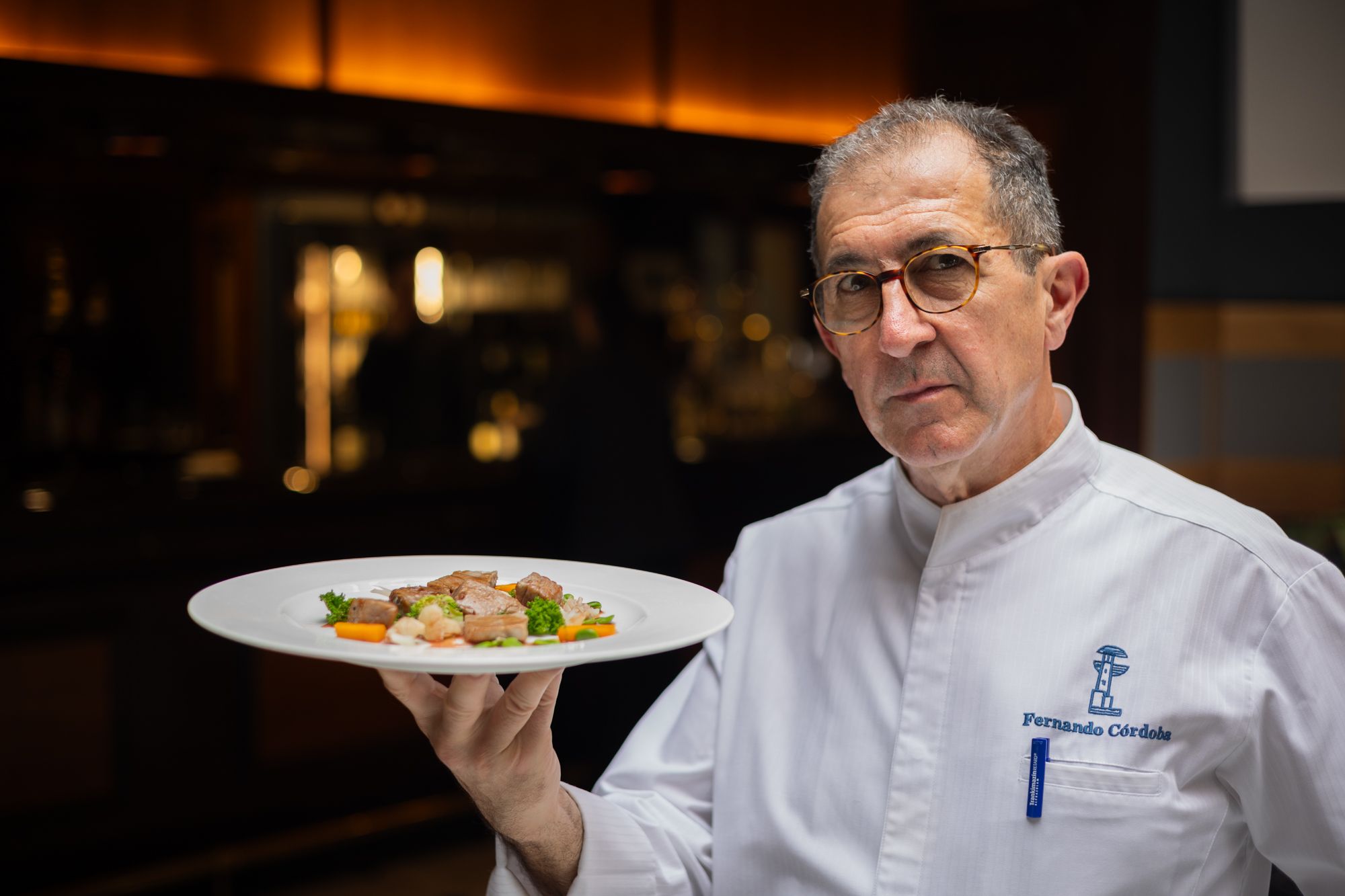 Fernando Córdoba con un plato de taquitos de atún con verduras.