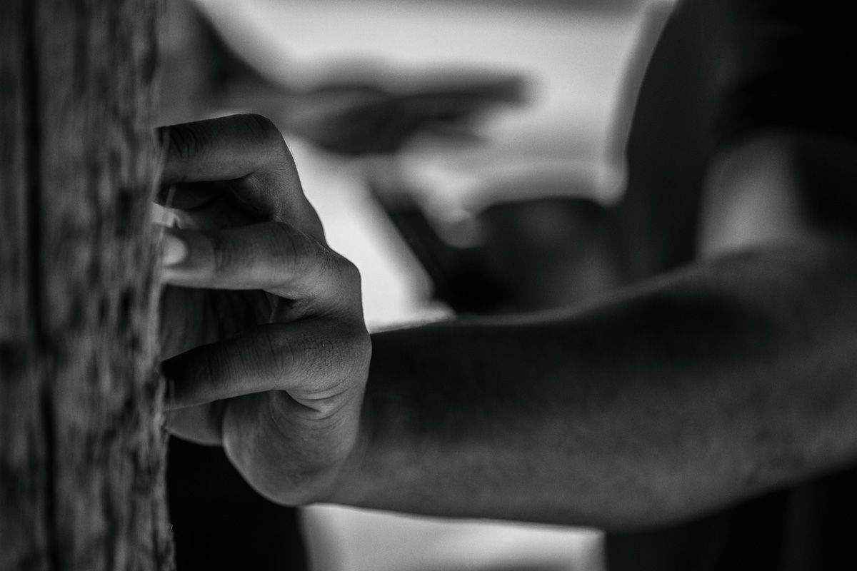 La mano de Andrés, apoyada en un árbol, en un momento de la entrevista con lavozdelsur.es.