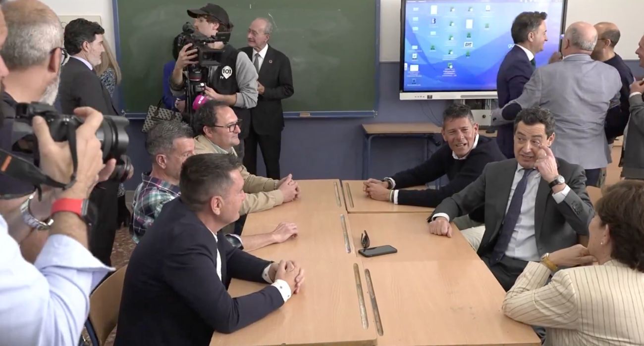 Juanma Moreno, junto a antiguos compañeros y profesoers de universidad.