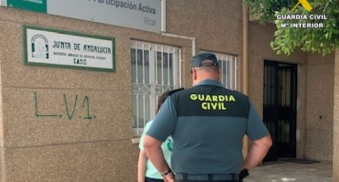 Un agente de la Guardia Civil en Vícar, municipio donde han encontrado cosido a puñaladas a un hombre.
