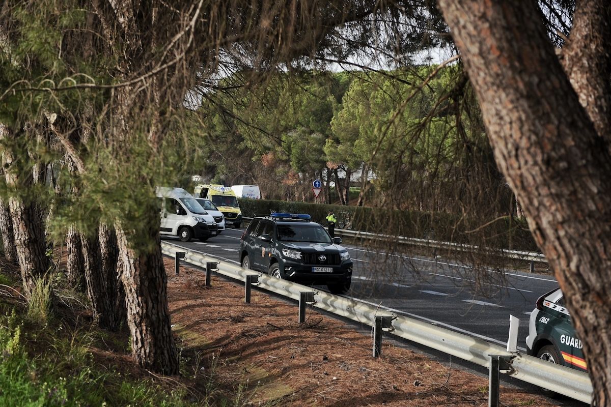 Efectivos de emergencias, en el lugar del accidente de la AP-4.