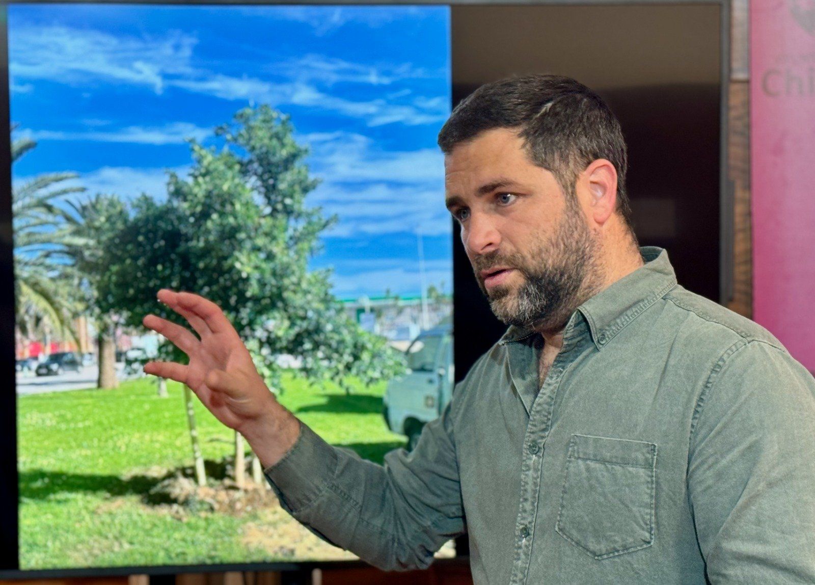 El delegado de Medio Ambiente explicando el plan de reposición de arbolado.