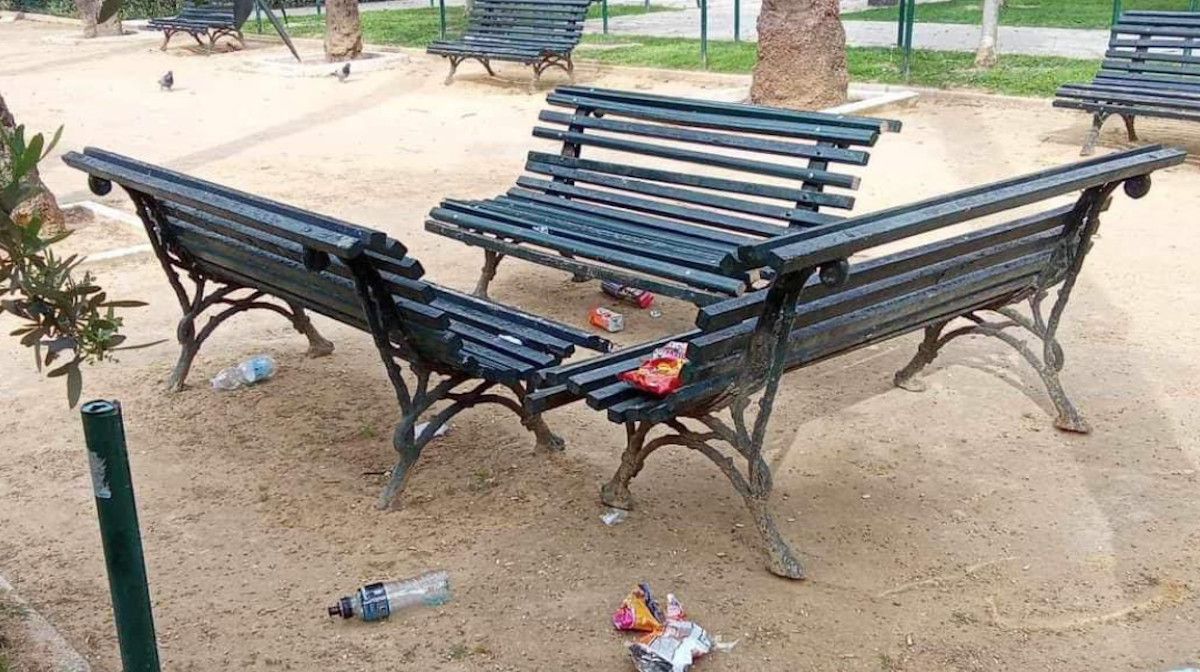 Bancos arrancados en el parque Chalet de Varela en Cádiz.