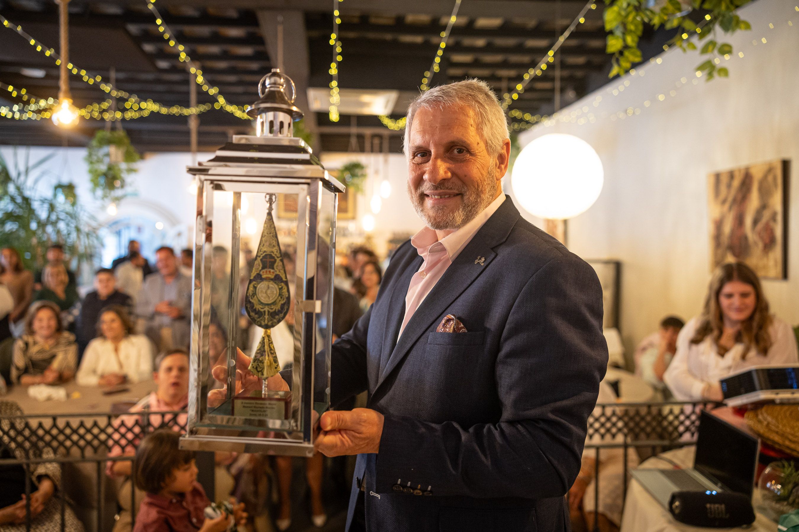 Homenaje a Manolin Hurtado, en la imagen, mostrando el recuerdo que le fue entregado. 