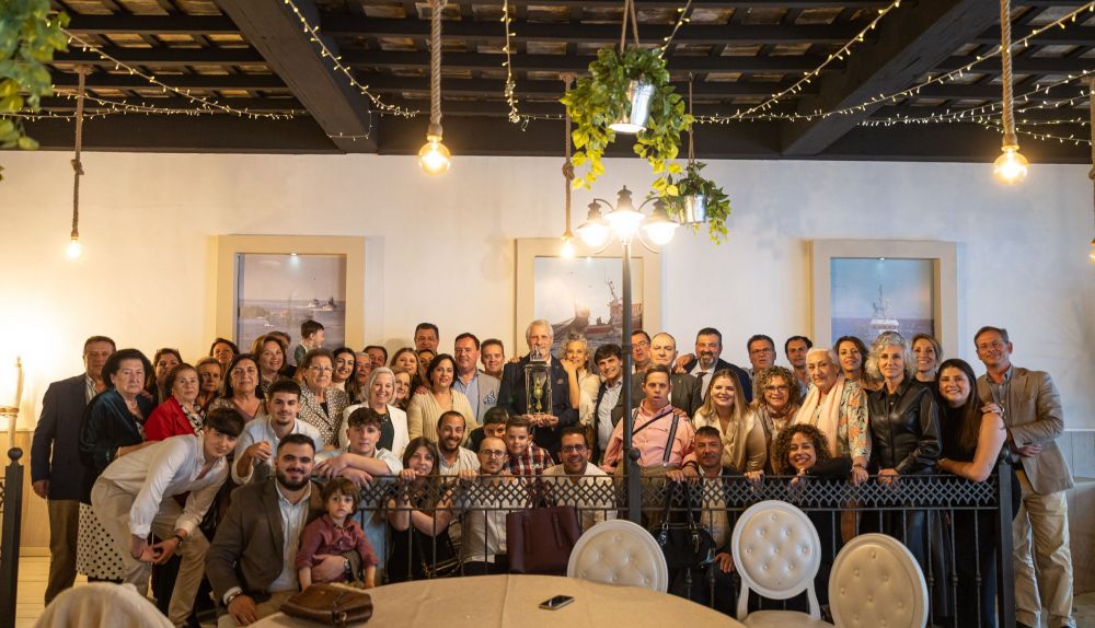 Imagen de todo el numeroso grupo que asistió al homenaje.    ESTEBAN