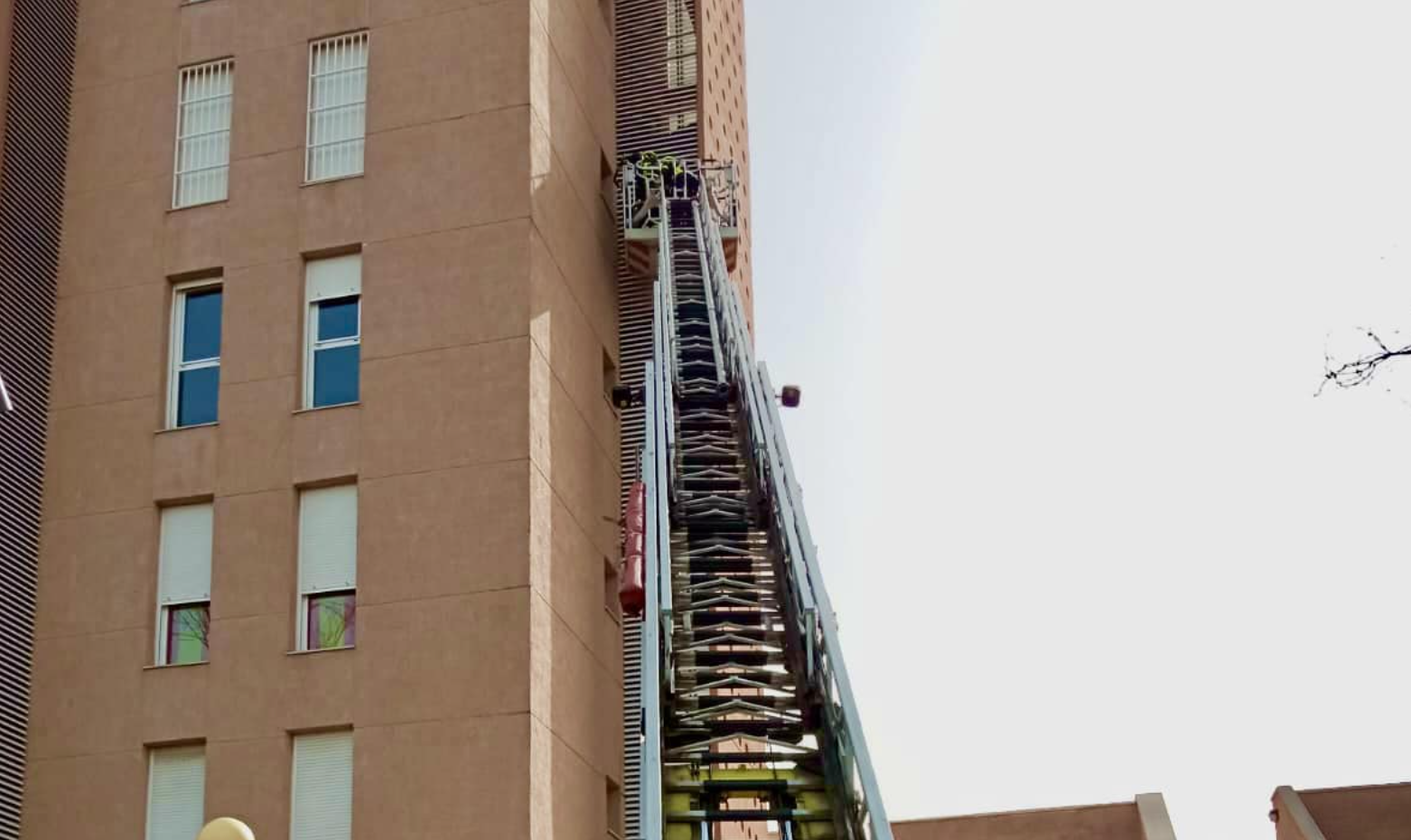 Una persona se queda atrapada en su cuarto de baño con su casa cerrada con cerrojo en Jerez.