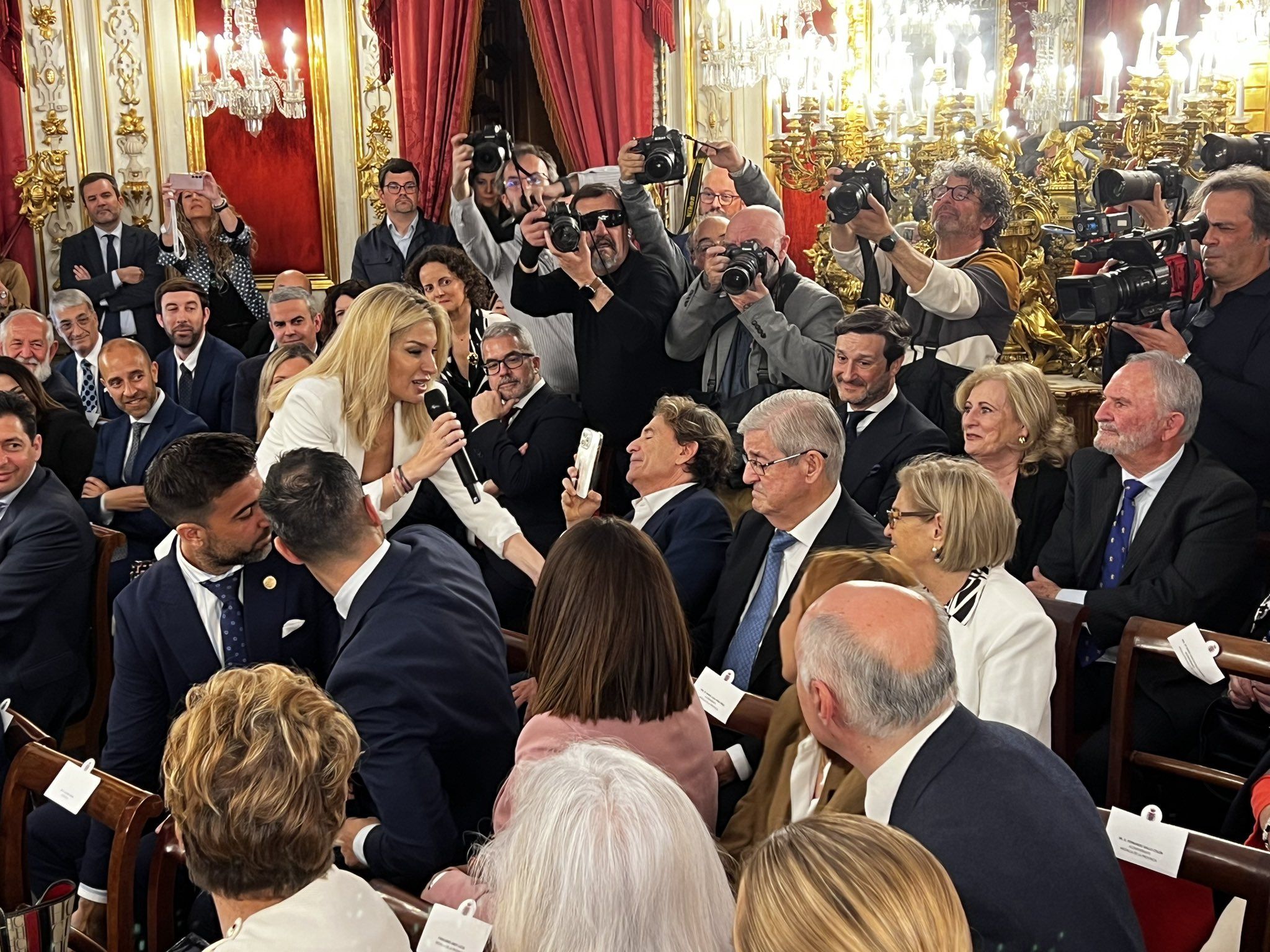 La periodista Sandra Golpe protagonizó uno de los momentos del actos al llevar el premio a sus padres.