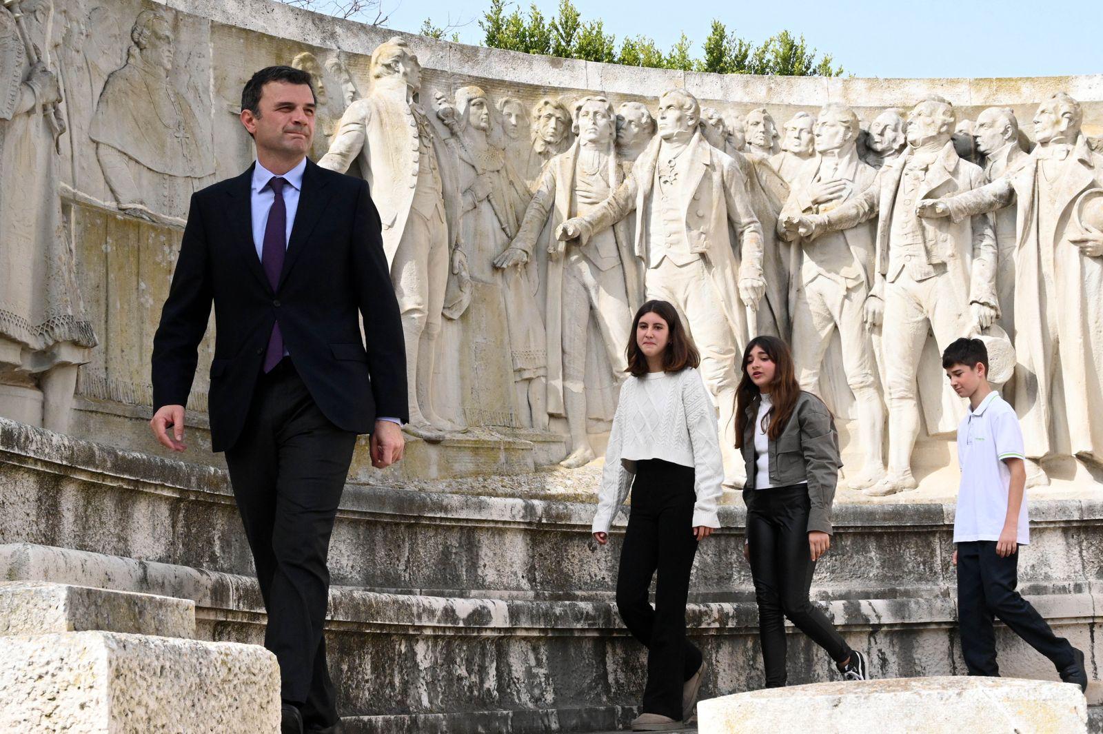 El alcalde de Cádiz, Bruno García, junto a dos de los alumnos participantes en el acto.  FOTO: AYUNTAMIENTO DE CÁDIZ