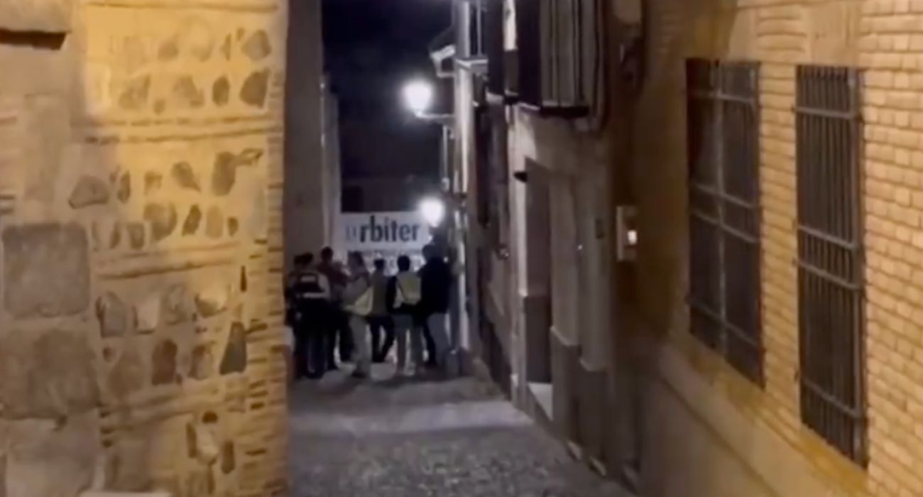 Agentes de la Policía Científica, a las puertas del edificio donde han sido encontradas cuatro personas muertas. Agentes de la Policía Científica, a las puertas del edificio donde han sido encontradas cuatro personas muertas.