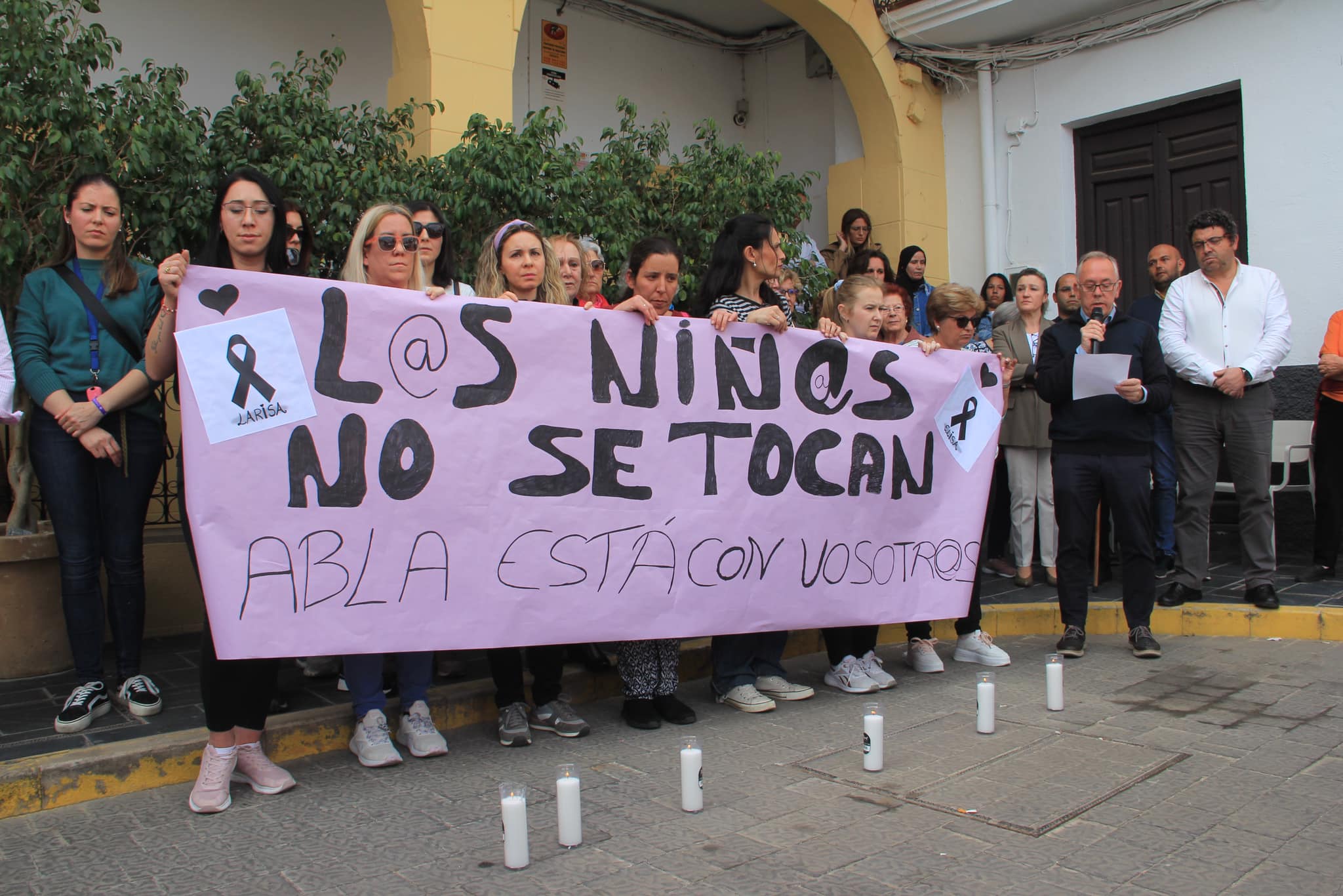 El minuto de silencio por Larisa y Elisa, en una imagen publicada por el Ayuntamiento de Abla en sus redes sociales.