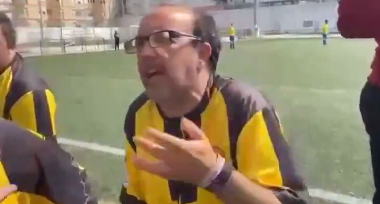 Joaquinito, discutiendo con su entrenador en el Tiempo Libre.