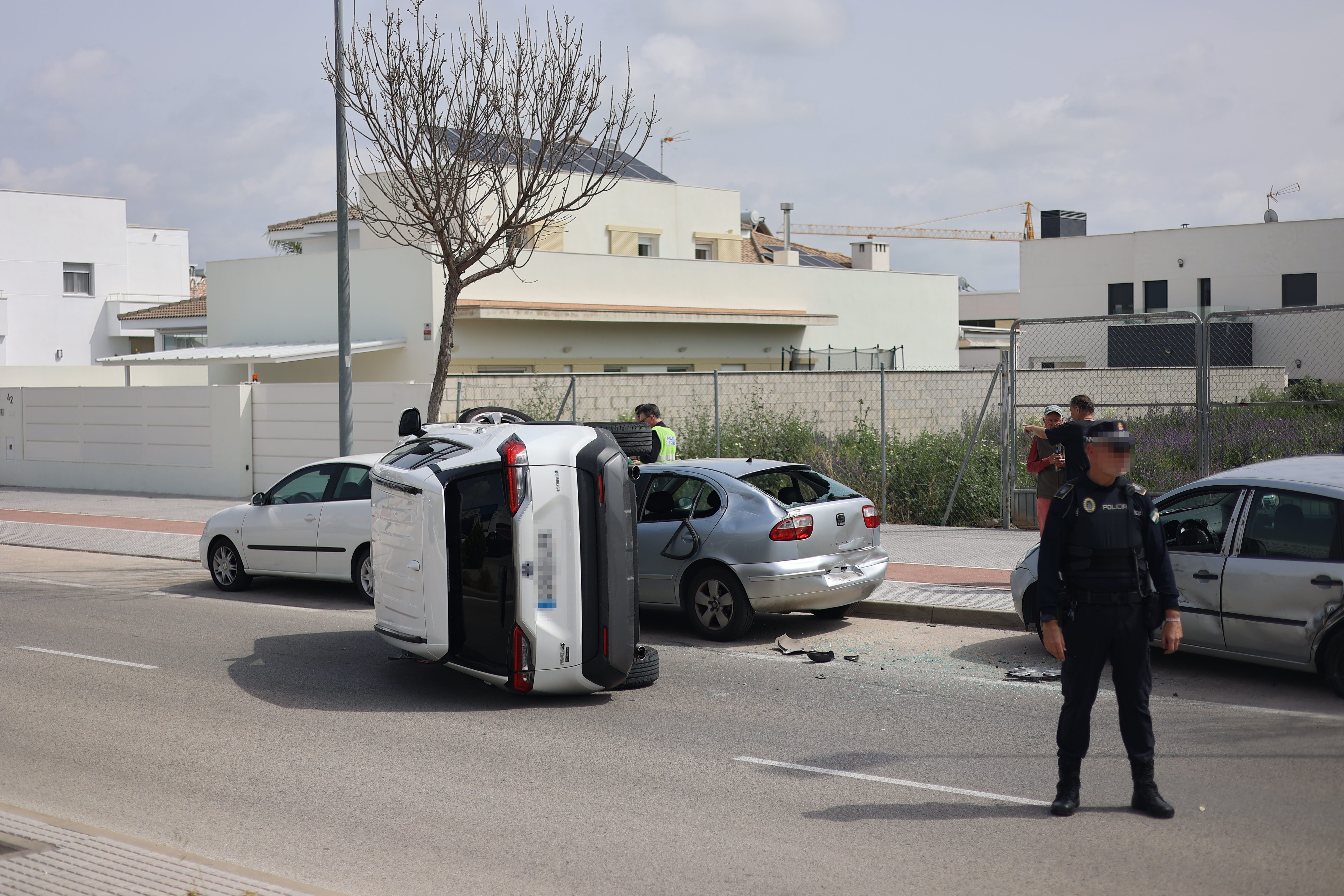 El estado en que ha quedado el coche tras el accidente en el casco urbano de Jerez.