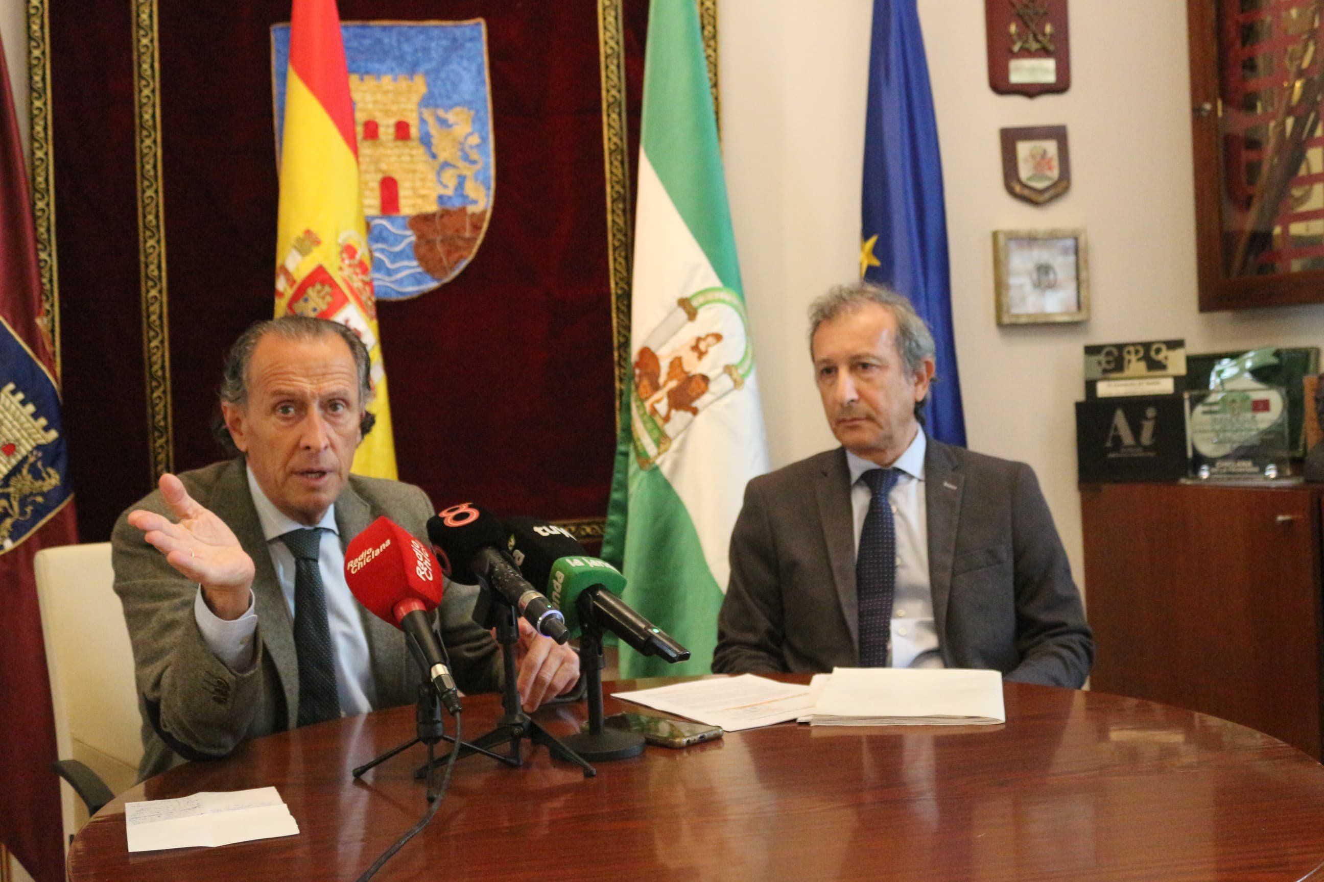 El alcalde de Chiclana y el delegado de Urbanismo, en rueda de prensa.