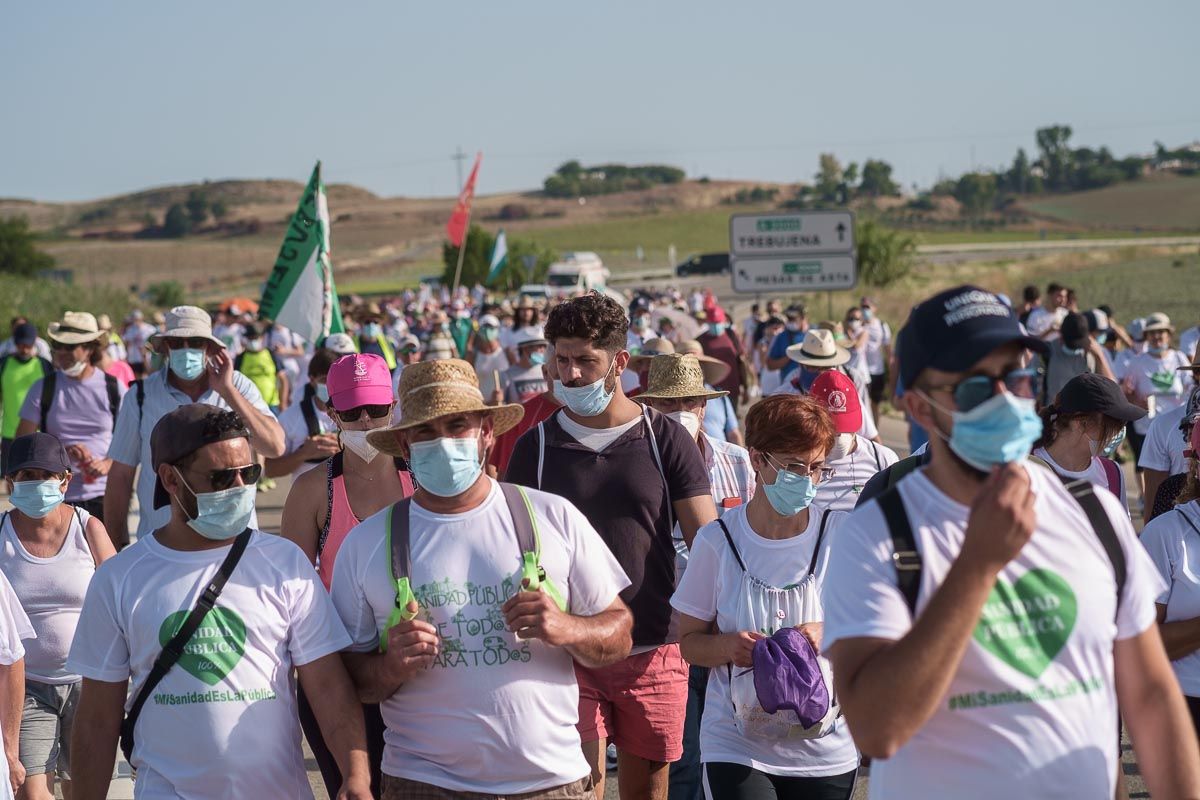 Un millar de personas, durante la marcha hacia Jerez desde Trebujena el pasado junio de 2020. La Junta anuncia un nuevo hospital privado en Cádiz.
