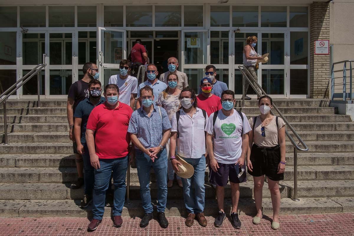 Toni Valero, coordinador general de IU Andalucía, con dirigentes locales de IU tras la marcha en defensa de la Sanidad pública celebrada hace unos días. FOTO: MANU GARCÍA
