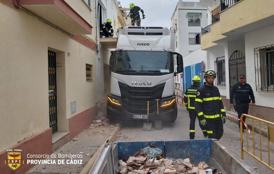 El camión quedó encajado tras golpear al balcón de una vivienda.