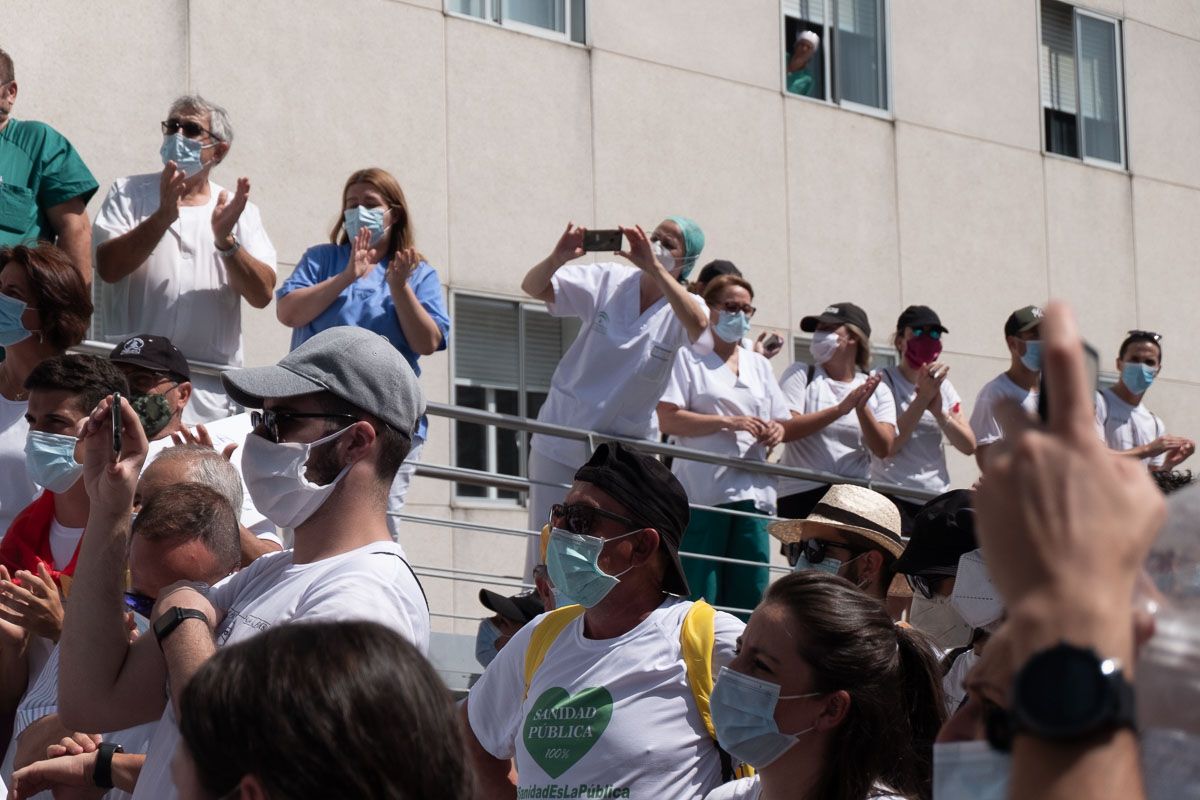 Sanitarios protestando para reclamar más medios humanos y materiales para la sanidad pública andaluza, en junio pasado en el Hospital de Jerez. Autor: Candela Núñez