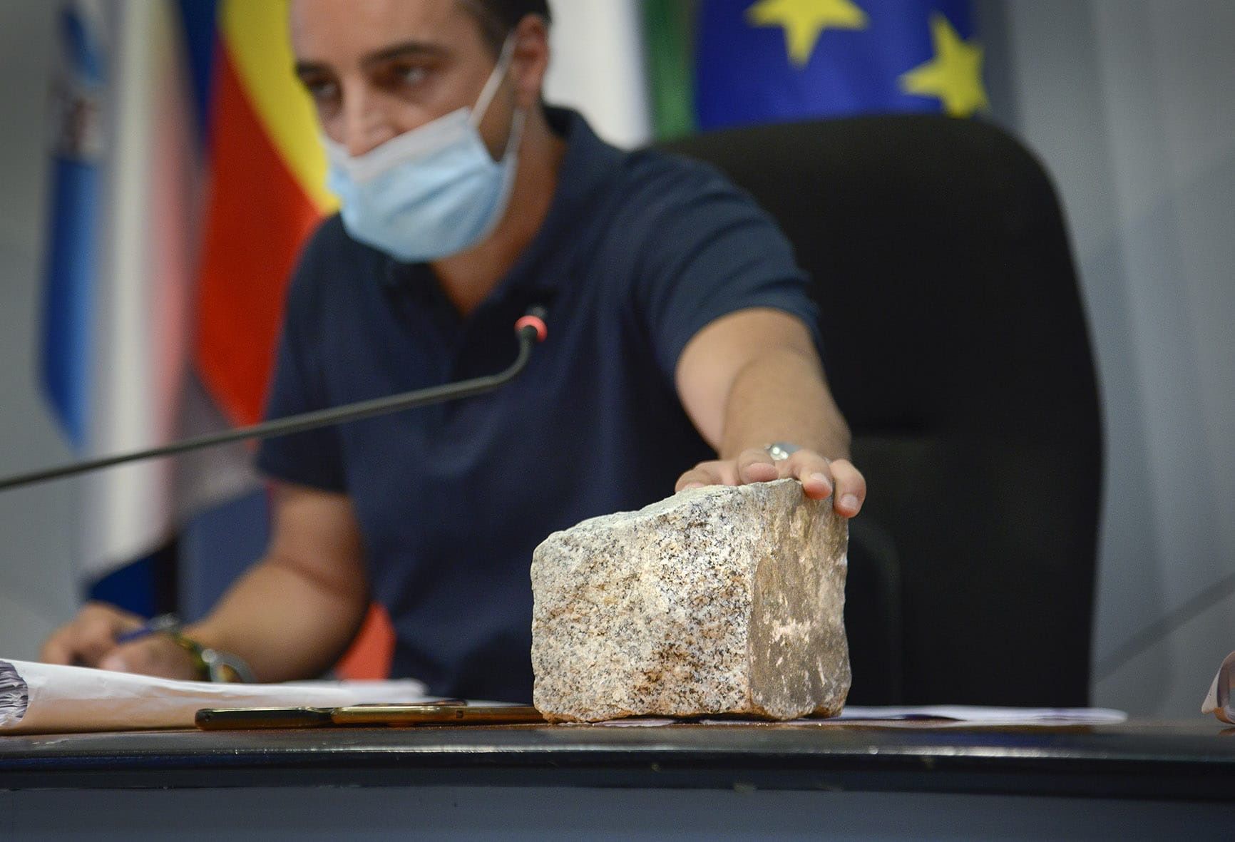 Díaz y un adoquín, en rueda de prensa.