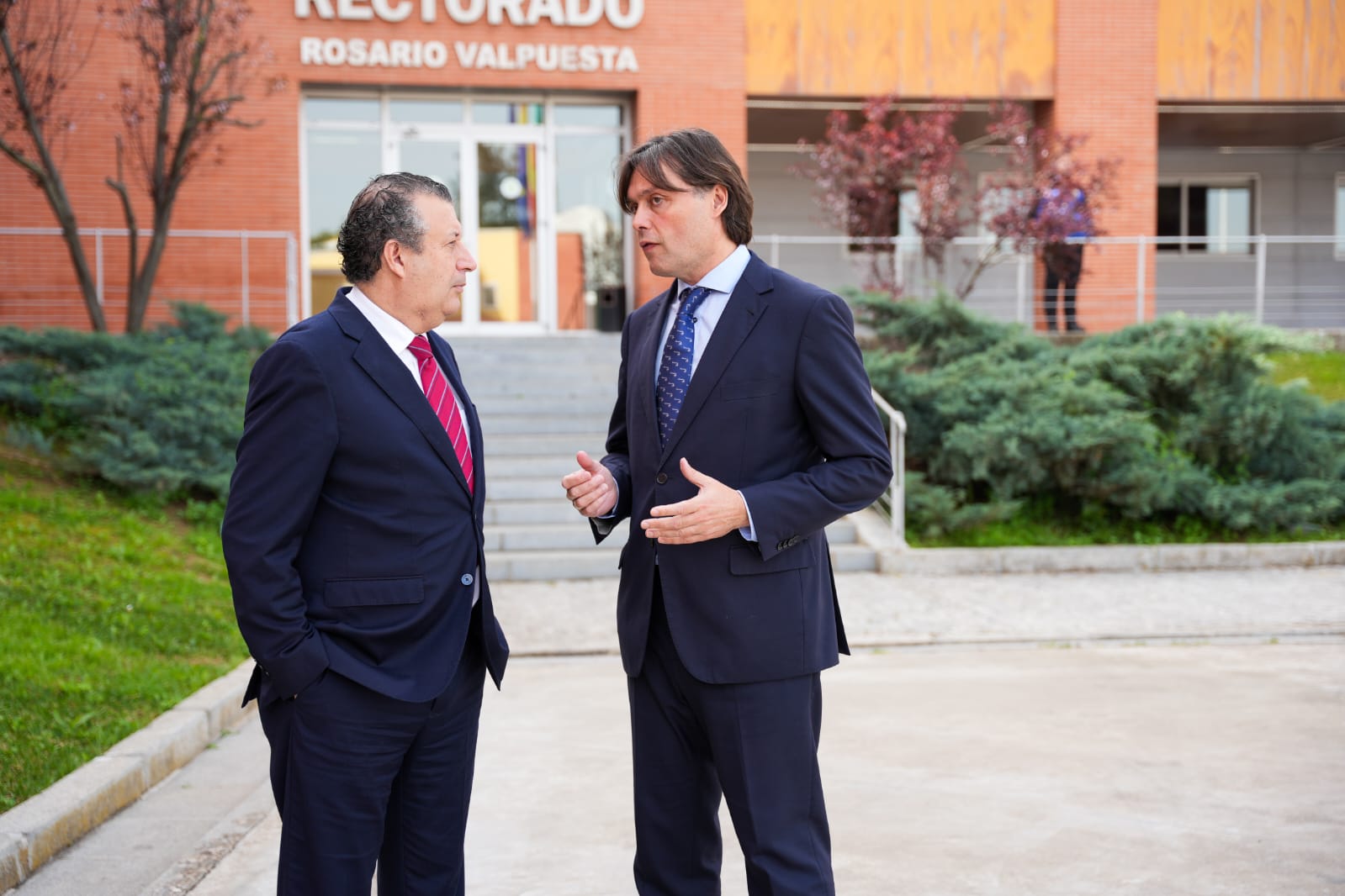 El presidente de la Diputación y el rector de la UPO durante el encuentro mantenido en la sede de la Universidad.