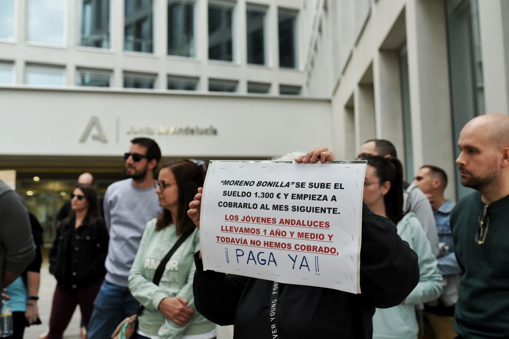 Protesta del Bono Alquiler Joven frente a la Consejería de Fomento.