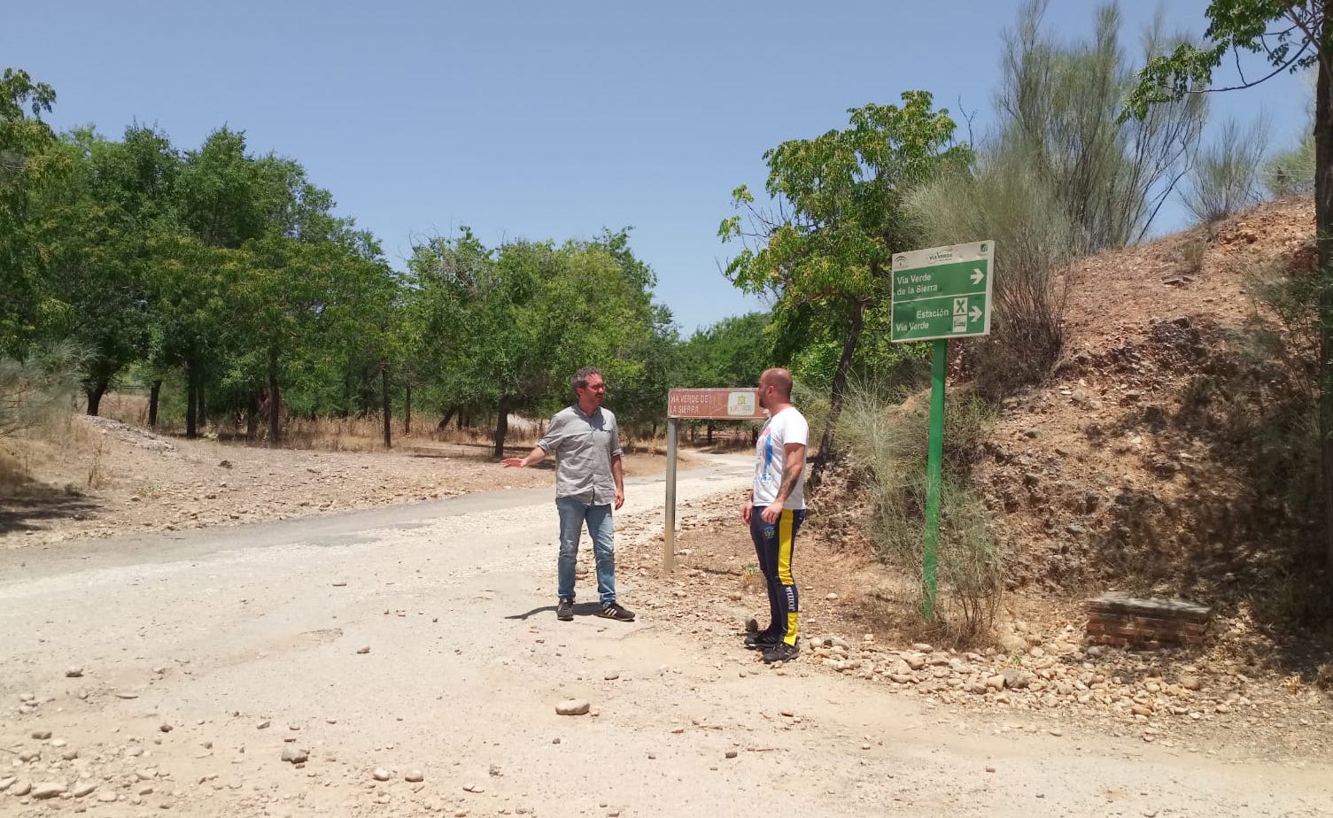 El alcalde de Puerto Serrano (i), en el acceso a la Vía Verde.