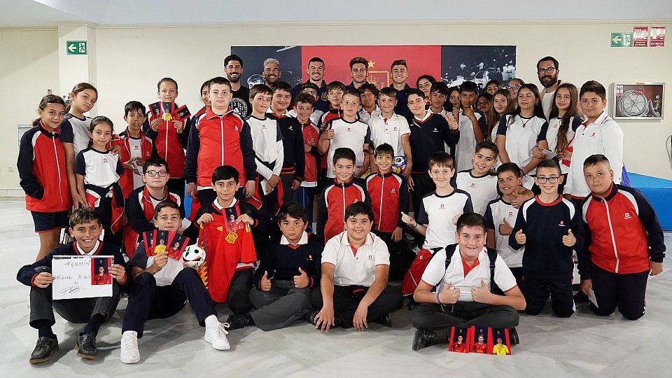 Encuentro de jóvenes estudiantes del Lora Tamayo con jugadores de la selección española sub-21.   FOTO: RFEF