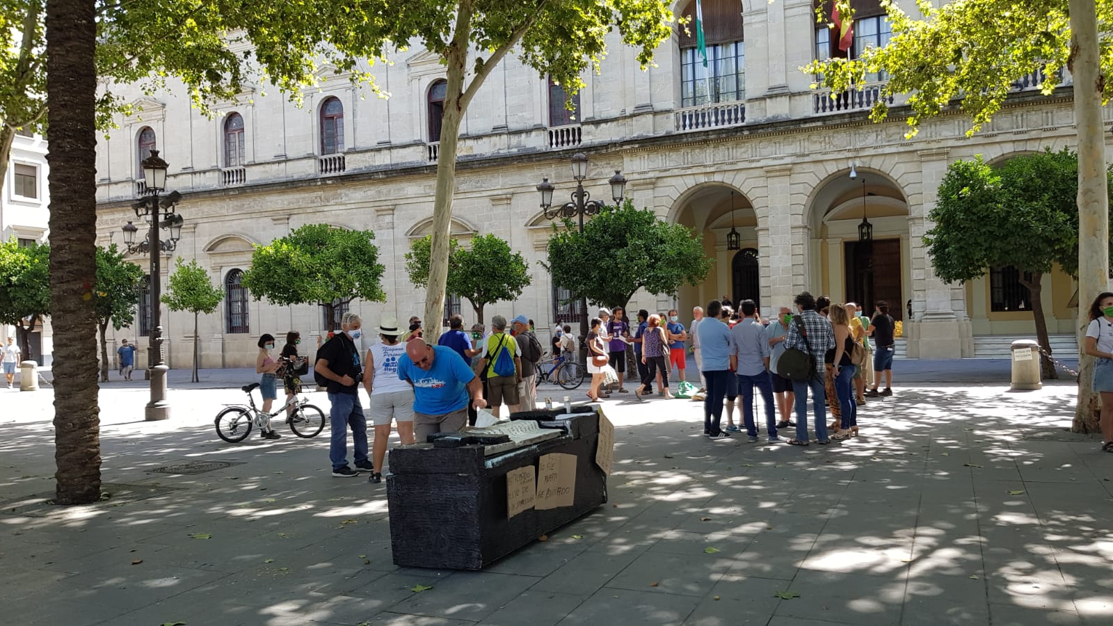 Concentración "Sevilla para todos" este martes por la mañana frente al Ayuntamiento de la capital andaluza. FOTO: LAVOZDELSUR.ES